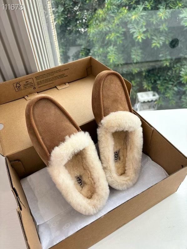 所见即所得UGG秋冬新款厚底休闲鞋‼️ 作为的领军品牌,这双新款同样延续了其一贯的舒适理念,穿在脚上轻盈