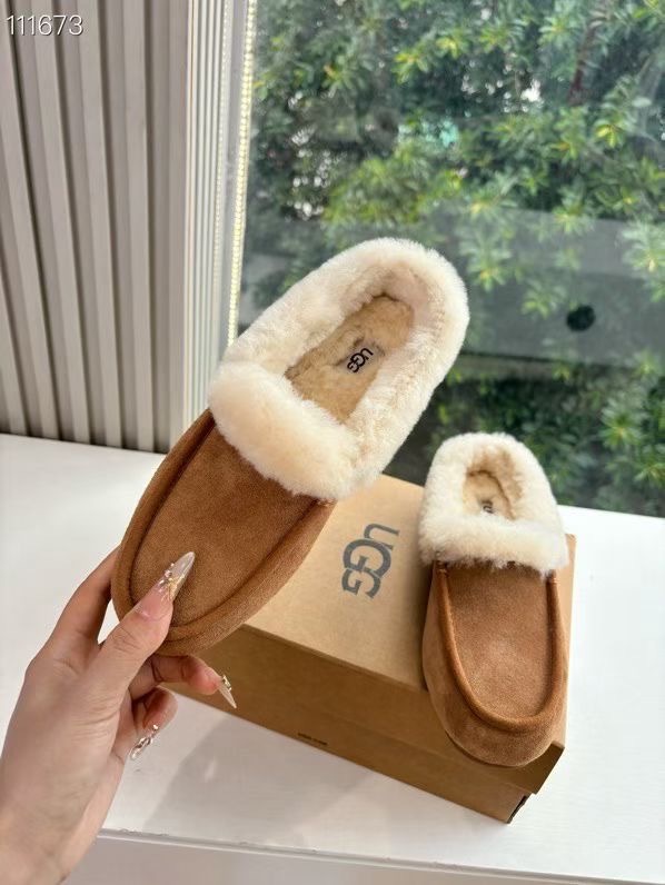 所见即所得UGG秋冬新款厚底休闲鞋‼️ 作为的领军品牌,这双新款同样延续了其一贯的舒适理念,穿在脚上轻盈