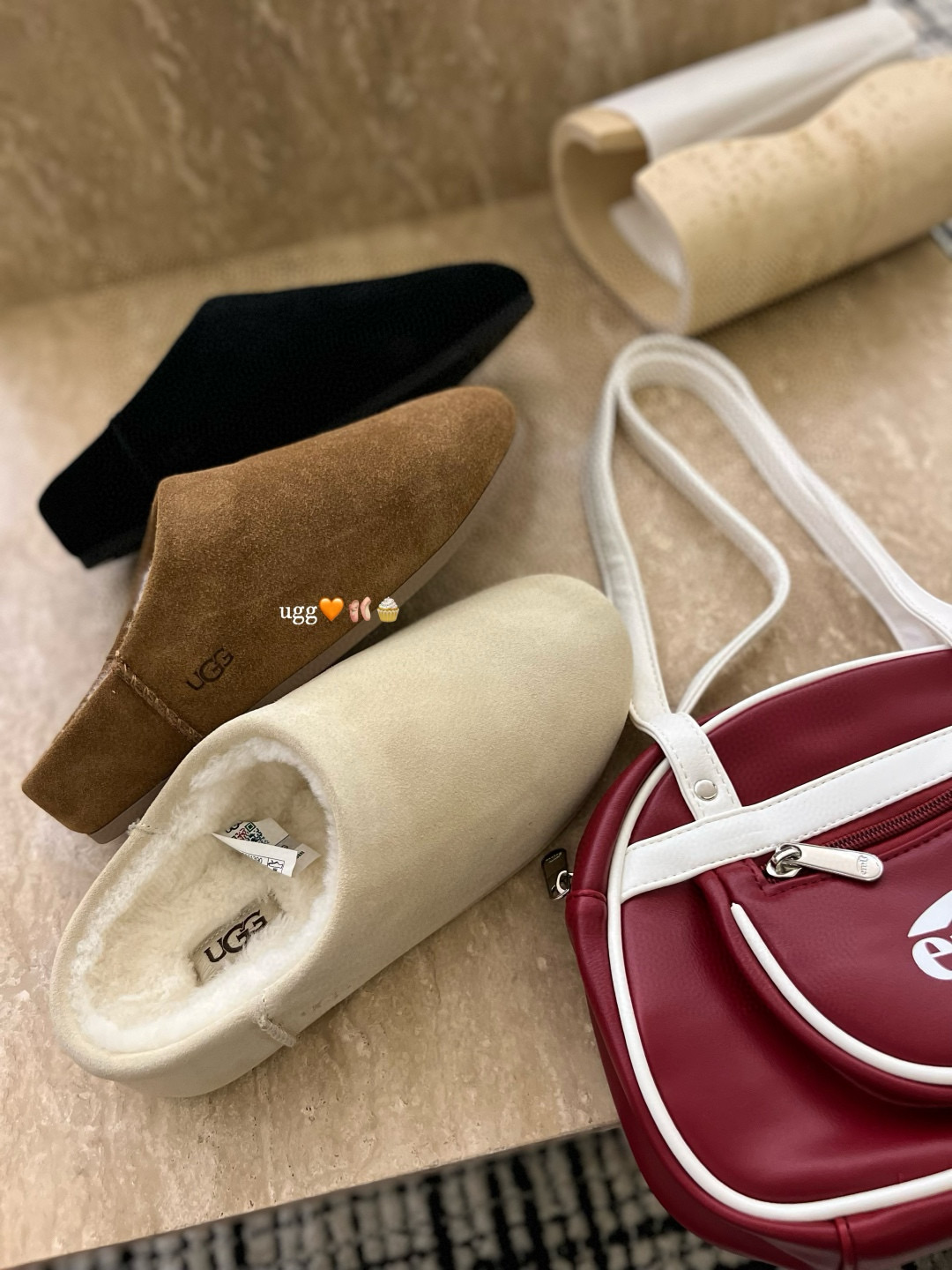 期待已久的𝐮𝐠𝐠小土豆新品速递一脚蹬懒人鞋王来了👠经典栗色➕奶油黄色+炫酷黑色配西装裤干练，搭牛仔裤随性