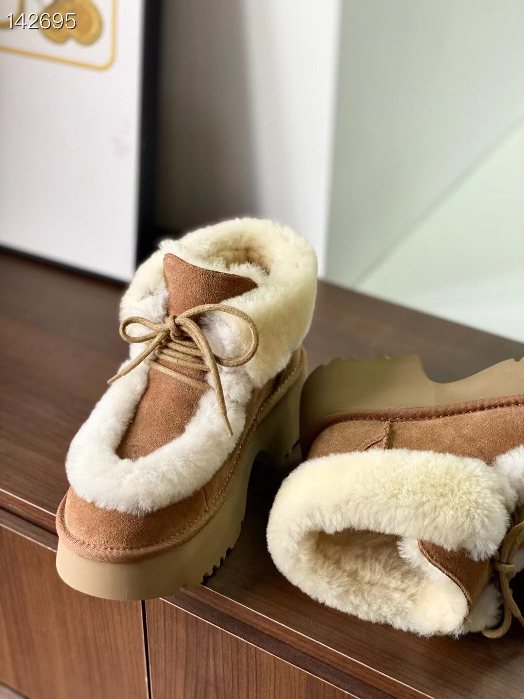 纯原正品澳洲UGG雪地靴埃斯米坡跟短靴（溢毛系带款）最近爆火的埃斯米系列，真的太爱了[爱心]羊皮毛溢毛，
