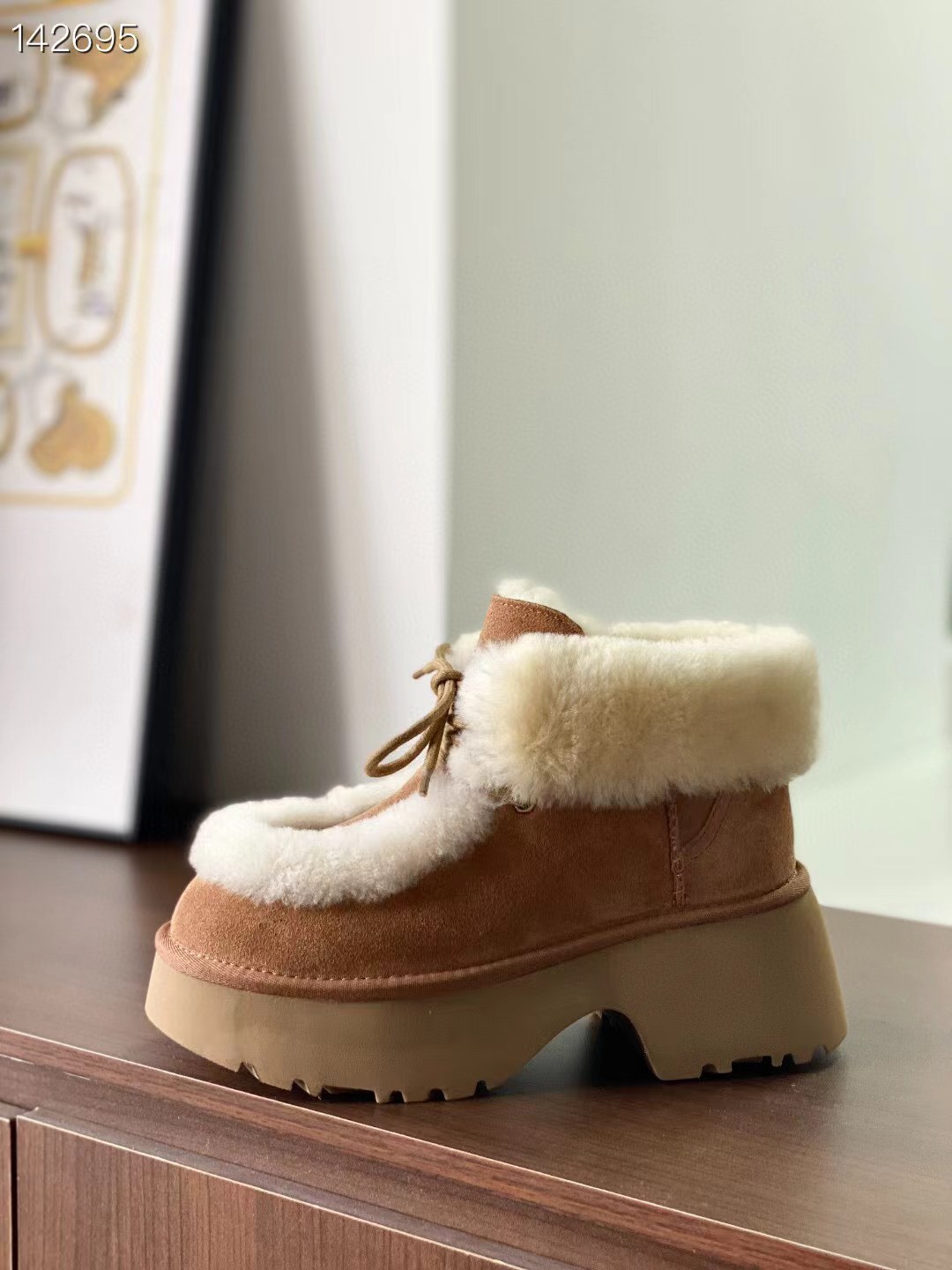 纯原正品澳洲UGG雪地靴埃斯米坡跟短靴（溢毛系带款）最近爆火的埃斯米系列，真的太爱了[爱心]羊皮毛溢毛，