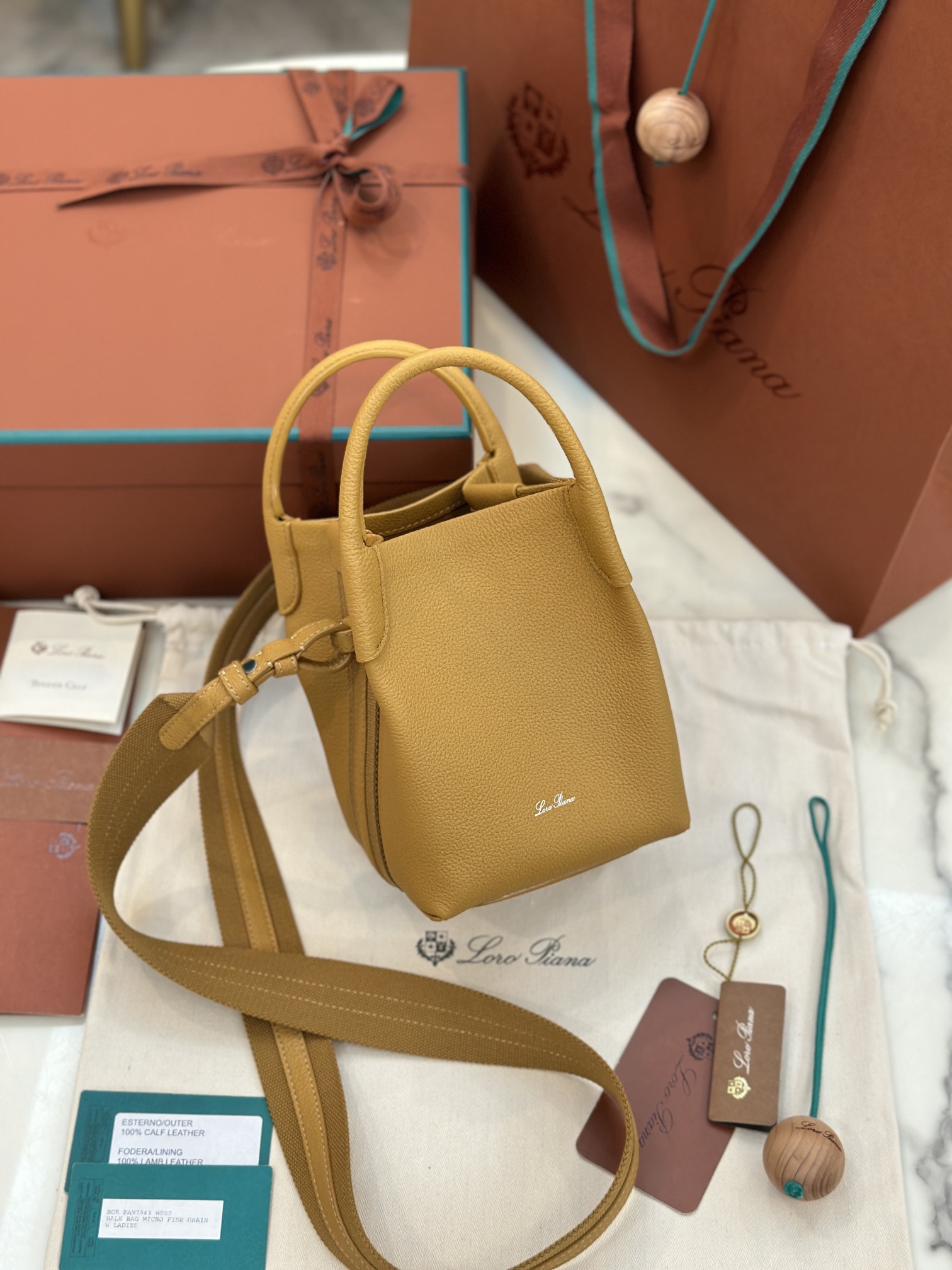 NO:187174,Extra Large Medium Small Loro Piana New Bale Mini Handbag Imported Calf leather soft and comfortable Original all-steel hardware Cotton and leather combine removable shoulder straps to wrap around the bag, can be used as a handbag, shoulder bag or cross-bowl Size 16*23*14, DG, balenciaga, Dolce & Gabbana, loro pigaa, backpacks, cowhide19860909特级大号 中号 小号 Loro piana 新款 Bale 迷你手袋 意大利进口小牛皮 皮质柔软舒适 原厂全钢五金 棉质与皮革结合可拆卸肩带环绕包体,可作手提包、肩背包或者斜背包 尺寸16*23*14,DG,balenciaga,Dolce&Gabbana,loro piana,backpacks,cowhide,Bag