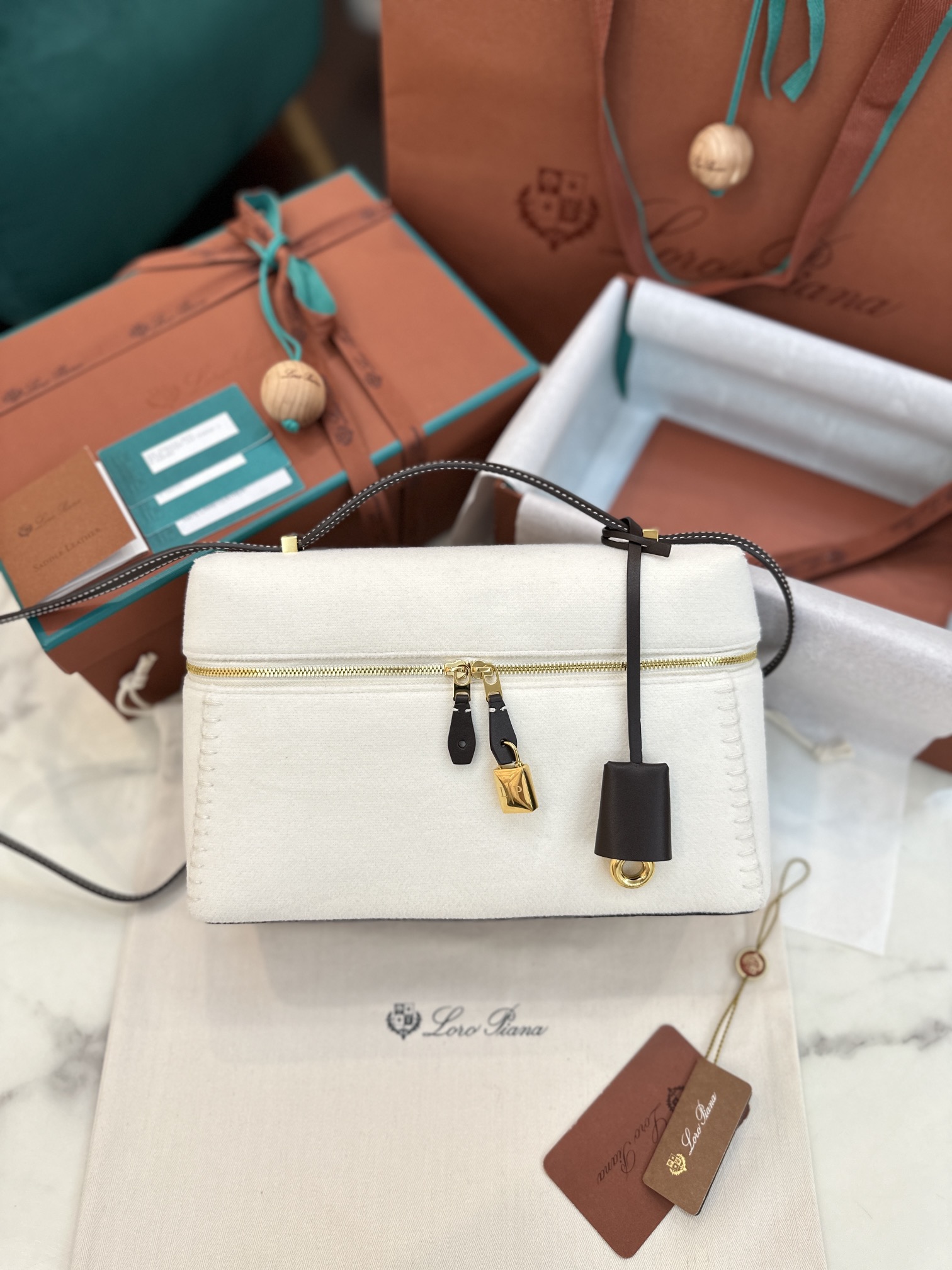 NO:183269,Loroiana new Extra bag 27 upgraded version Original imported cowhide from Italy | Extra grade all-steel hardware (exclusive version) Snap all versions on the market instantly L27 upgraded version, large package capacity, more rigid and stylish material, restore the counter bag shape, every detail, handmade!  Comparing with the counter Limited series Color matching cashmere bag Gold buckle Spot 10,LP Mani, loro piana, loro piana, cowhide19860909Loroiana 新款 Extra bag 27升级版 意大利原厂进口牛皮｜特级全钢五金（独家版本） 秒杀市面一切版本 L27升级版,包型容量大,材质更加硬挺有型 还原专柜包型,每一个细节,手工制作！媲美专柜 限定系列 配色羊绒包 金扣 现货 10,LP 玛尼,loro piana,loro piana,cowhide,Bag