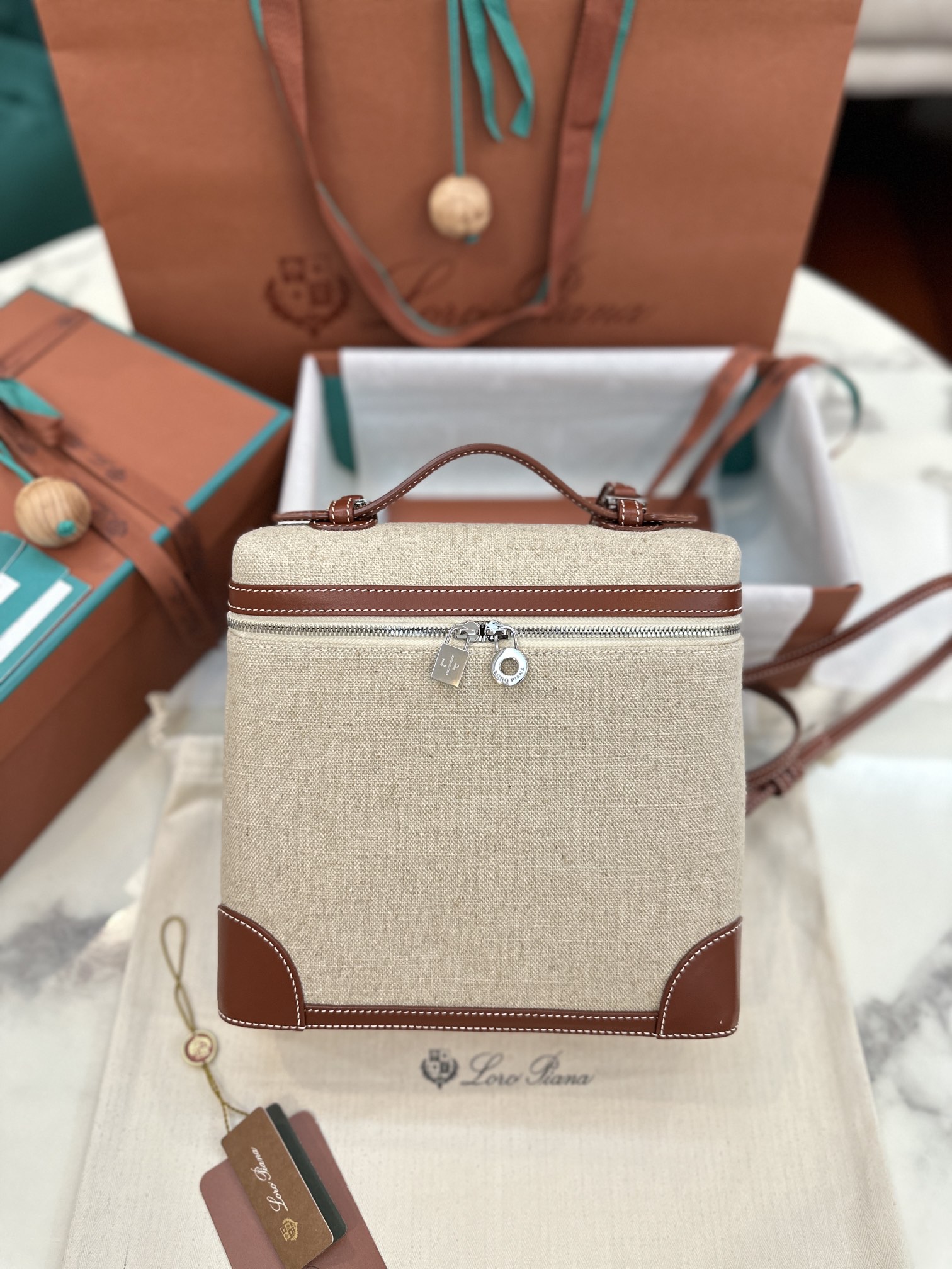 NO:187097,Extra Loro piana/Extra Pocket Backpack Top version Linen canvas Original imported all-steel hardware Pair version zp Size: 23×21×8 cm Spot, DG, Dolce&Gabbana, loro piana19860909特级 Loro piana/Extra Pocket Backpack 顶级版本 亚麻帆布 原厂进口全钢五金 对版zp 尺寸 : 23×21×8 cm 现货,DG,Dolce&Gabbana,loro piana,Bag