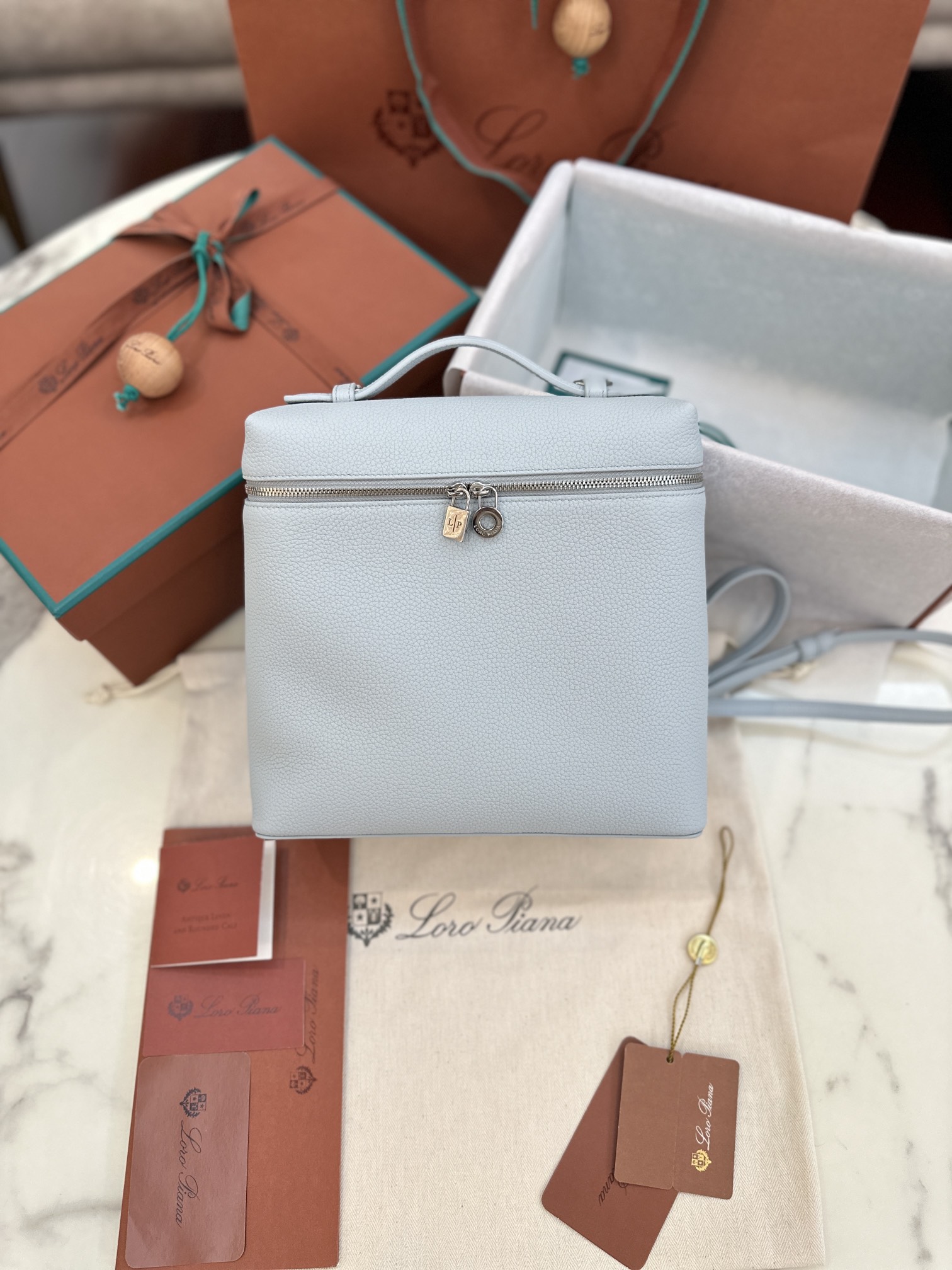 NO:187114,Extra Loro piana/Extra Pocket Backpack Top version Italian imported calfskin Beauty blue Silver buckle Original imported all-steel hardware Pair version zp Size: 23×21×8 cm Spot, DG, Dolce&Gabbana, loro piana, cowhide19860909特级 Loro piana/Extra Pocket Backpack 顶级版本 意大利原厂进口小牛皮 美人蓝 银扣 原厂进口全钢五金 对版zp 尺寸 : 23×21×8 cm 现货,DG,Dolce&Gabbana,loro piana,cowhide,Bag