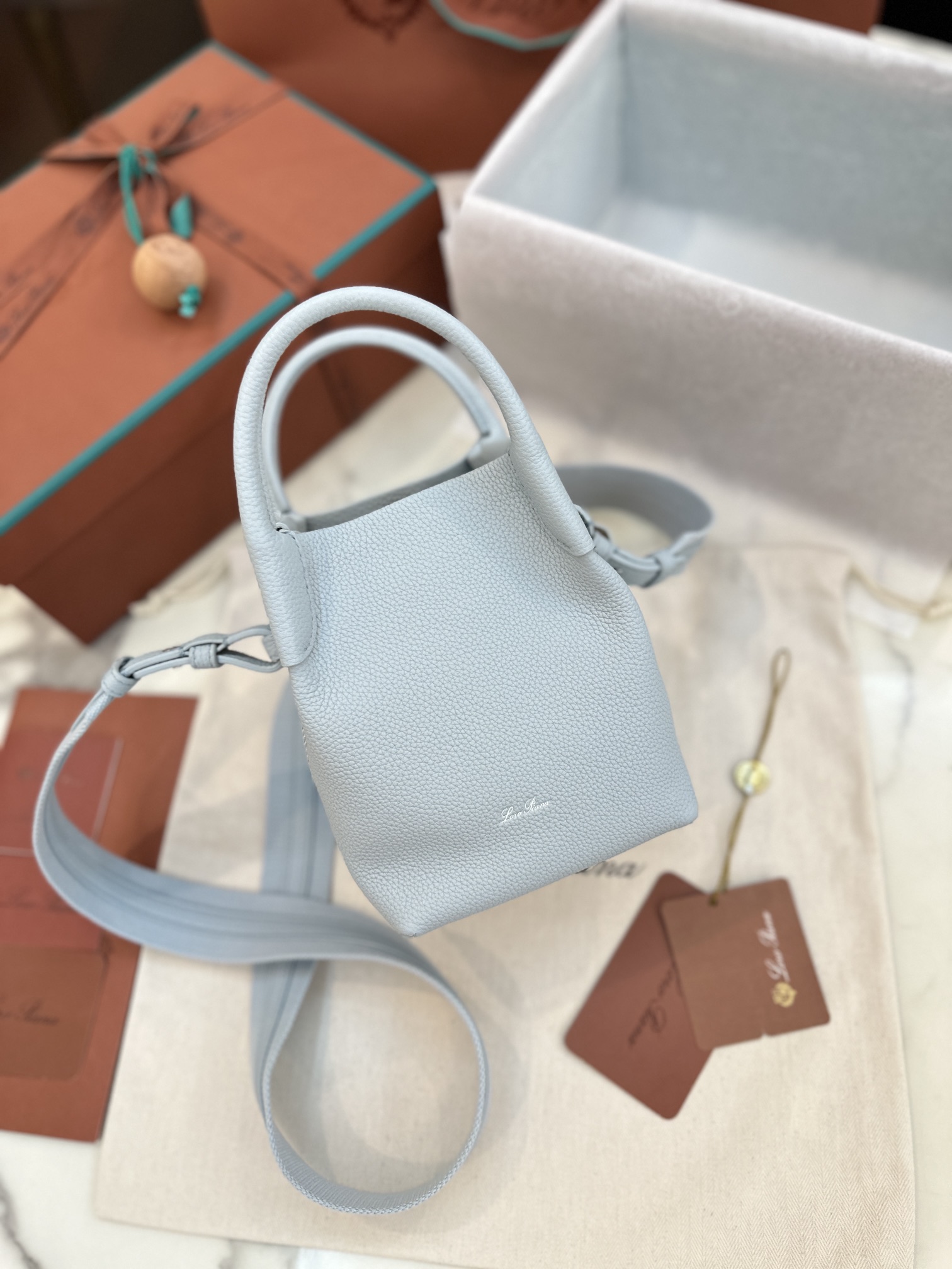 NO:187158,Extra Large Medium Small Loro Piana New Bale Mini Handbag Light Beauty Blue Imported Calf leather Soft and comfortable Original all-steel hardware Cotton and leather combine to removable shoulder straps to wrap around the bag, can be used as a handbag, shoulder bag or cross-bowl Size 16*23*14, DG, balenciaga, Dolce & Gabbana, loro pigaa, backpacks, cowhide19860909特级大号 中号 小号 Loro piana 新款 Bale 迷你手袋 浅美人蓝 意大利进口小牛皮 皮质柔软舒适 原厂全钢五金 棉质与皮革结合可拆卸肩带环绕包体,可作手提包、肩背包或者斜背包 尺寸16*23*14,DG,balenciaga,Dolce&Gabbana,loro piana,backpacks,cowhide,Bag