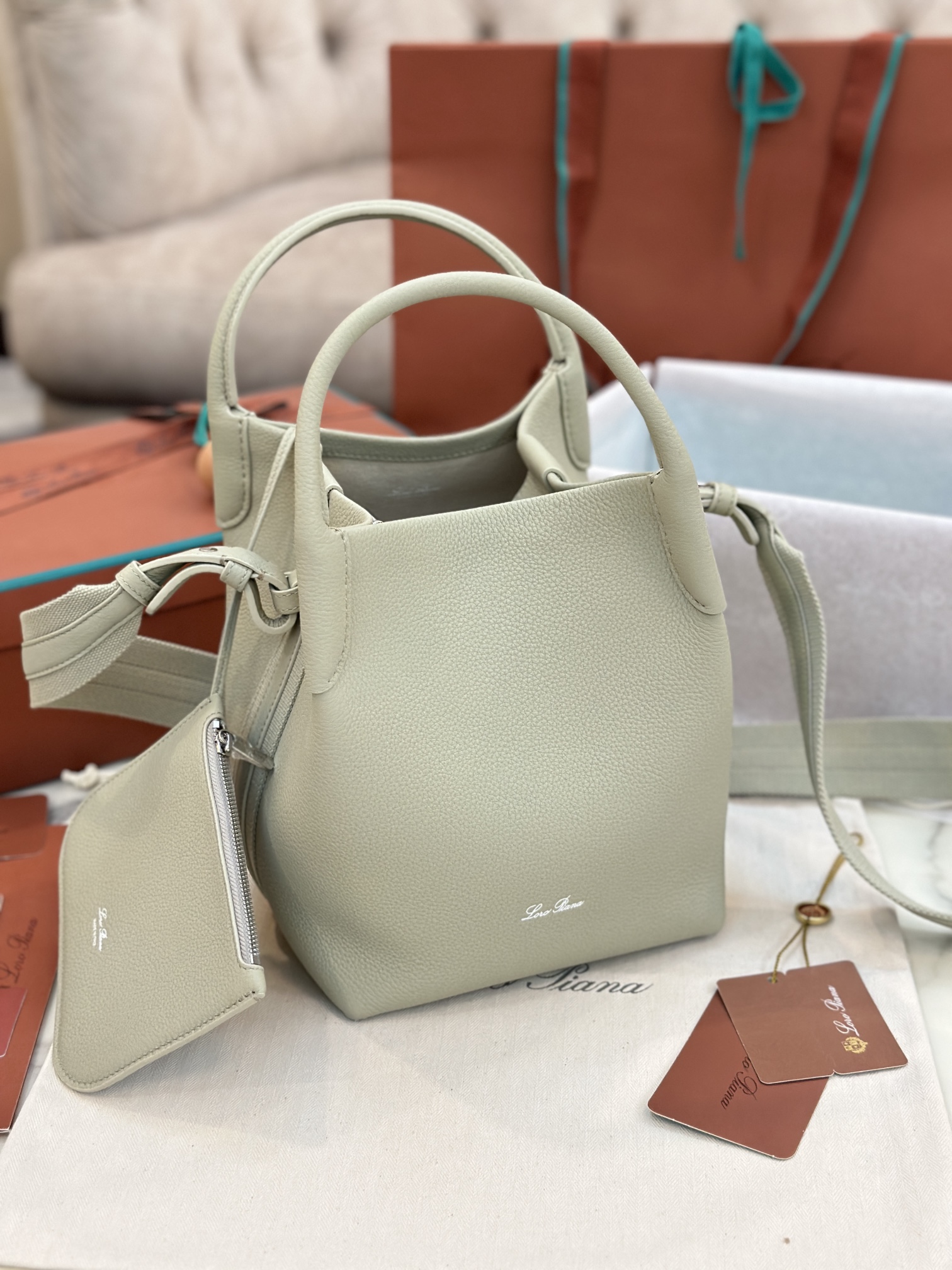 NO:187141,Extra Large Medium Small Loro Piana New Bale Medium Mustard Green Imported Calf leather Soft and comfortable Original all-steel hardware Dust gray Cotton and leather combine to removable shoulder straps to wrap around the bag, can be used as a handbag, shoulder bag or cross-bowl Large: 24x20x27cm Medium: 17x17x21cm Small: 13x13x16cm, DG, balenciaga, Dolce&Gabbana, loro pigaa, backpacks, cowhide19860909特级大号 中号 小号 Loro piana 新款 Bale 中号 芥末绿 意大利进口小牛皮 皮质柔软舒适 原厂全钢五金 尘灰色 棉质与皮革结合可拆卸肩带环绕包体,可作手提包、肩背包或者斜背包 大号:24x20x27cm 中号:17x17x21cm 小号:13x13x16cm,DG,balenciaga,Dolce&Gabbana,loro piana,backpacks,cowhide,Bag