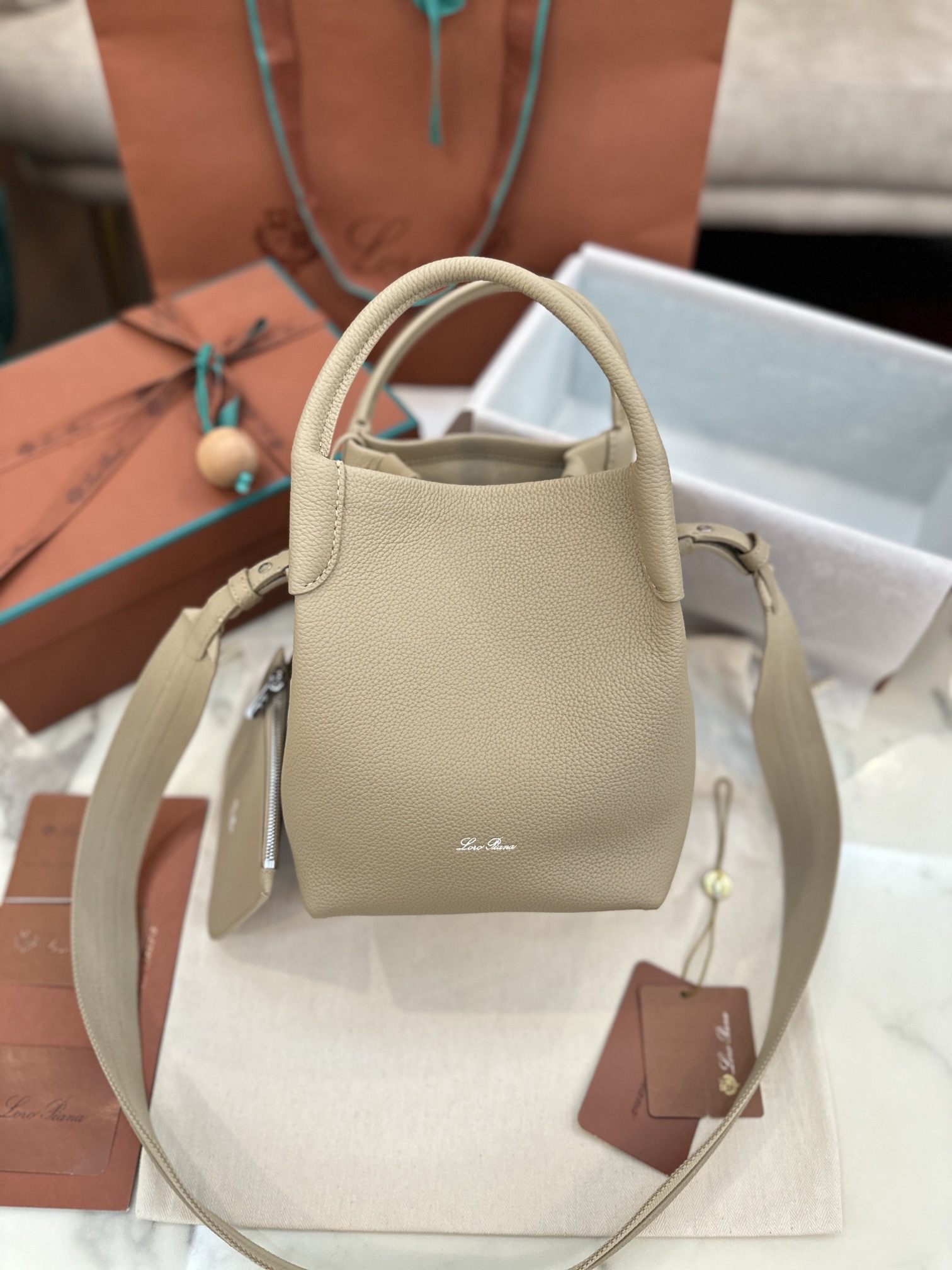 NO:187129,Extra Large Medium Small Loro Piana New Bale Medium Milk Tea Color Imported Calf leather Soft and comfortable Original all-steel hardware Cotton and leather combine to removable shoulder straps to wrap around the bag, can be used as a handbag, shoulder bag or cross-bowl Large: 24x20x27cm Medium: 17x17x21cm Small: 13x13x16cm, DG, balenciaga, Dolce & Gabbana, loro pigaa, backpacks, cowhide19860909特级大号 中号 小号 Loro piana 新款 Bale 中号 奶茶色 意大利进口小牛皮 皮质柔软舒适 原厂全钢五金 棉质与皮革结合可拆卸肩带环绕包体,可作手提包、肩背包或者斜背包 大号:24x20x27cm 中号:17x17x21cm 小号:13x13x16cm,DG,balenciaga,Dolce&Gabbana,loro piana,backpacks,cowhide,Bag