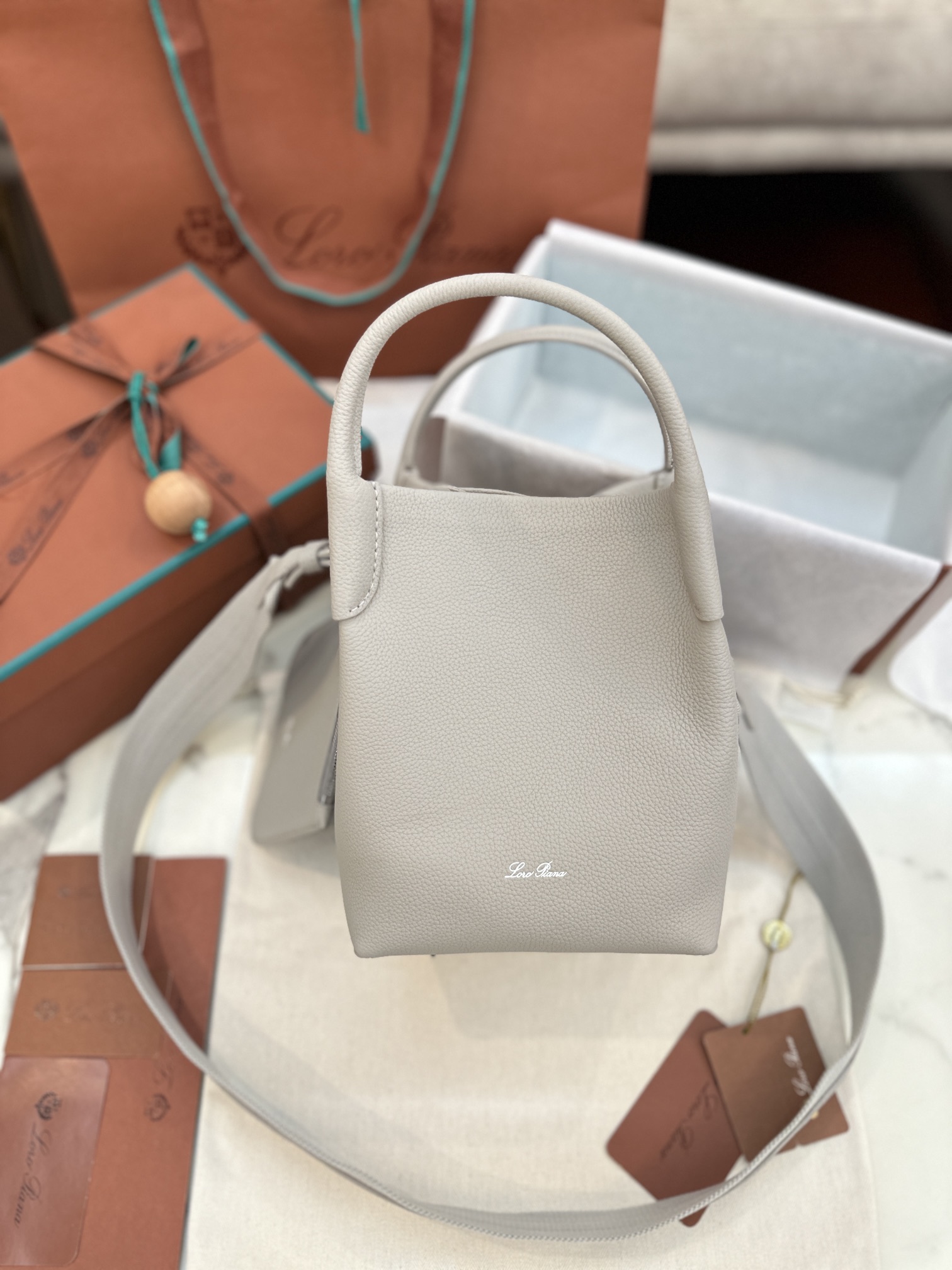 NO:187132,Extra Large Medium Small Loro Piana New Bale Medium Dust Gray Imported Calf leather Soft and comfortable Original all-steel hardware Cotton and leather combine to removable shoulder straps to wrap around the bag, can be used as a handbag, shoulder bag or cross-bowl Large: 24x20x27cm Medium: 17x17x21cm Small: 13x13x16cm, DG, balenciaga, Dolce & Gabbana, loro pigaa, backpacks, cowhide19860909特级大号 中号 小号 Loro piana 新款 Bale 中号 尘灰色 意大利进口小牛皮 皮质柔软舒适 原厂全钢五金 棉质与皮革结合可拆卸肩带环绕包体,可作手提包、肩背包或者斜背包 大号:24x20x27cm 中号:17x17x21cm 小号:13x13x16cm,DG,balenciaga,Dolce&Gabbana,loro piana,backpacks,cowhide,Bag