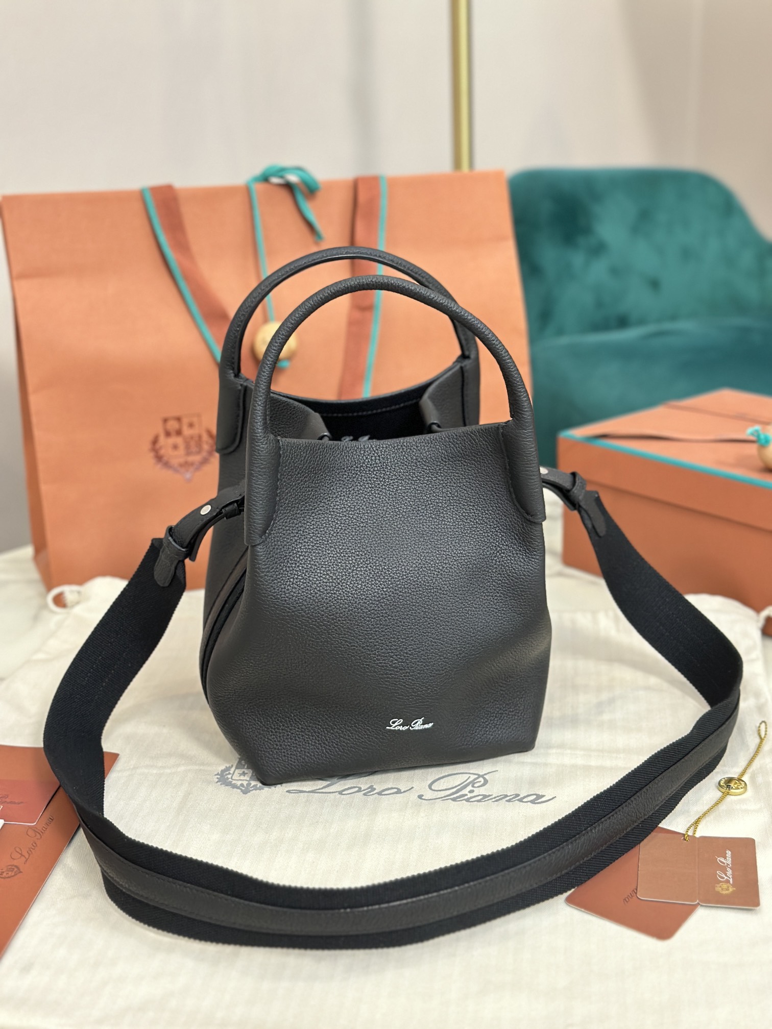 NO:187147,Extra Large Medium Small Loro Piana New Bale Medium Imported Calf leather Soft and comfortable Original all-steel hardware Black Cotton and leather combine removable shoulder straps to wrap around the bag, can be used as a handbag, shoulder bag or cross-bowl Large: 24x20x27cm Medium: 17x17x21cm Small: 13x13x16cm, DG, balenciaga, Dolce & Gabbana, loro pigaa, backpacks, cowhide19860909特级大号 中号 小号 Loro piana 新款 Bale 中号 意大利进口小牛皮 皮质柔软舒适 原厂全钢五金 黑色 棉质与皮革结合可拆卸肩带环绕包体,可作手提包、肩背包或者斜背包 大号:24x20x27cm 中号:17x17x21cm 小号:13x13x16cm,DG,balenciaga,Dolce&Gabbana,loro piana,backpacks,cowhide,Bag