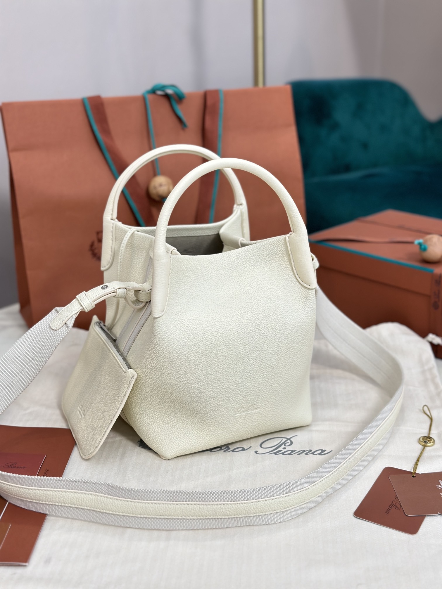 NO:187152,Extra Large Medium Small Loro Piana New Bale Medium Imported Calf leather Soft and comfortable Original all-steel hardware White Cotton and leather combine to removable shoulder straps to wrap around the bag, can be used as a handbag, shoulder bag or cross-bowl Large: 24x20x27cm Medium: 17x17x21cm Small: 13x13x16cm, DG, balenciaga, Dolce&Gabbana, loro pigaa, backpacks, cowhide19860909特级大号 中号 小号 Loro piana 新款 Bale 中号 意大利进口小牛皮 皮质柔软舒适 原厂全钢五金 白色 棉质与皮革结合可拆卸肩带环绕包体,可作手提包、肩背包或者斜背包 大号:24x20x27cm 中号:17x17x21cm 小号:13x13x16cm,DG,balenciaga,Dolce&Gabbana,loro piana,backpacks,cowhide,Bag