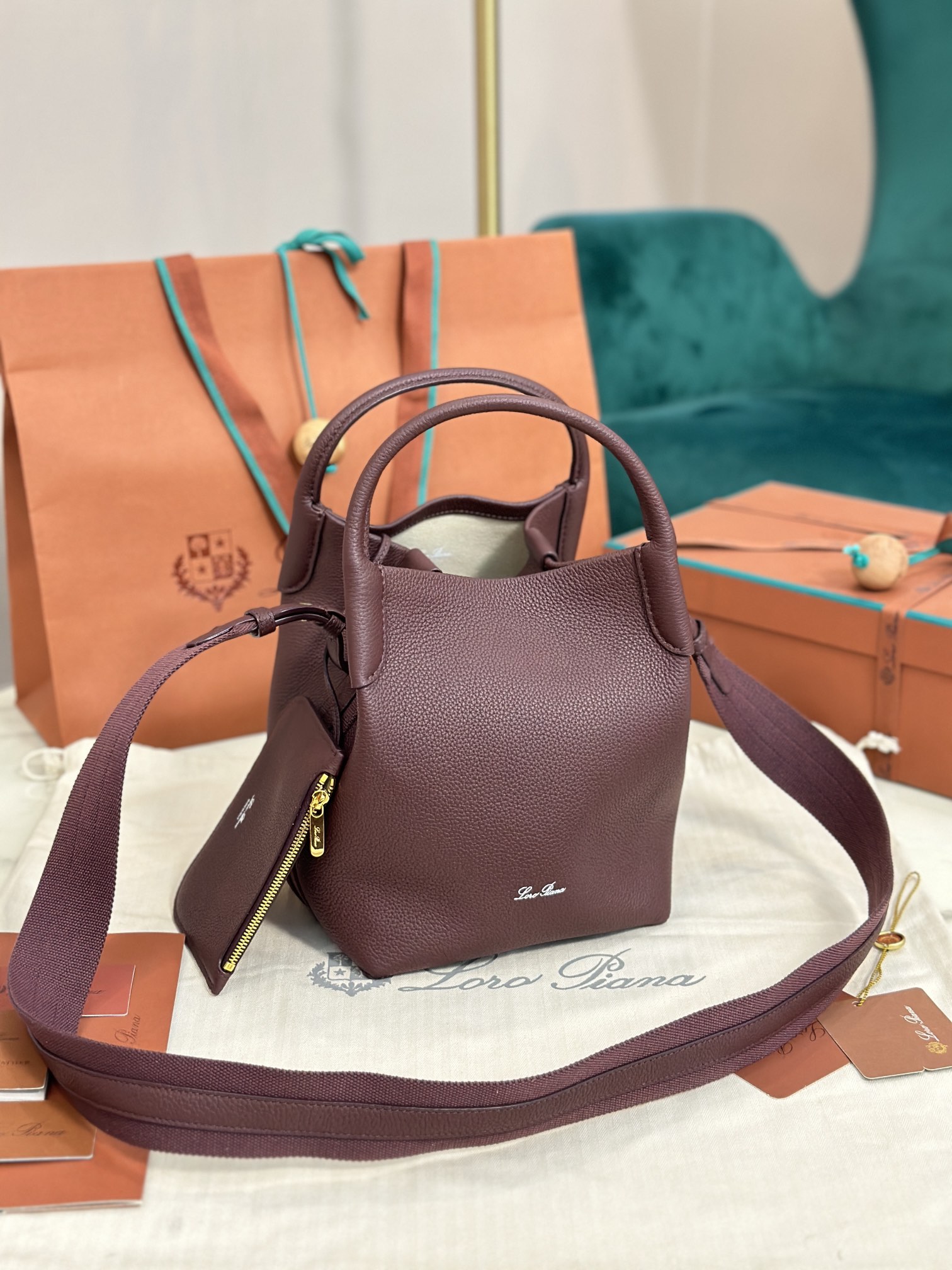 NO:187157,Extra Large Medium Small Loro Piana New Bale Medium Imported Calf leather Soft and comfortable Original all-steel hardware Red bean color Cotton and leather are combined with removable shoulder straps to wrap around the bag, can be used as a handbag, shoulder bag or cross-bowl Large: 24x20x27cm Medium: 17x17x21cm Small: 13x13x16cm, DG, balenciaga, Dolce&Gabbana, loro pigaa, backpacks, cowhide19860909特级大号 中号 小号 Loro piana 新款 Bale 中号 意大利进口小牛皮 皮质柔软舒适 原厂全钢五金 红豆色 棉质与皮革结合可拆卸肩带环绕包体,可作手提包、肩背包或者斜背包 大号:24x20x27cm 中号:17x17x21cm 小号:13x13x16cm,DG,balenciaga,Dolce&Gabbana,loro piana,backpacks,cowhide,Bag