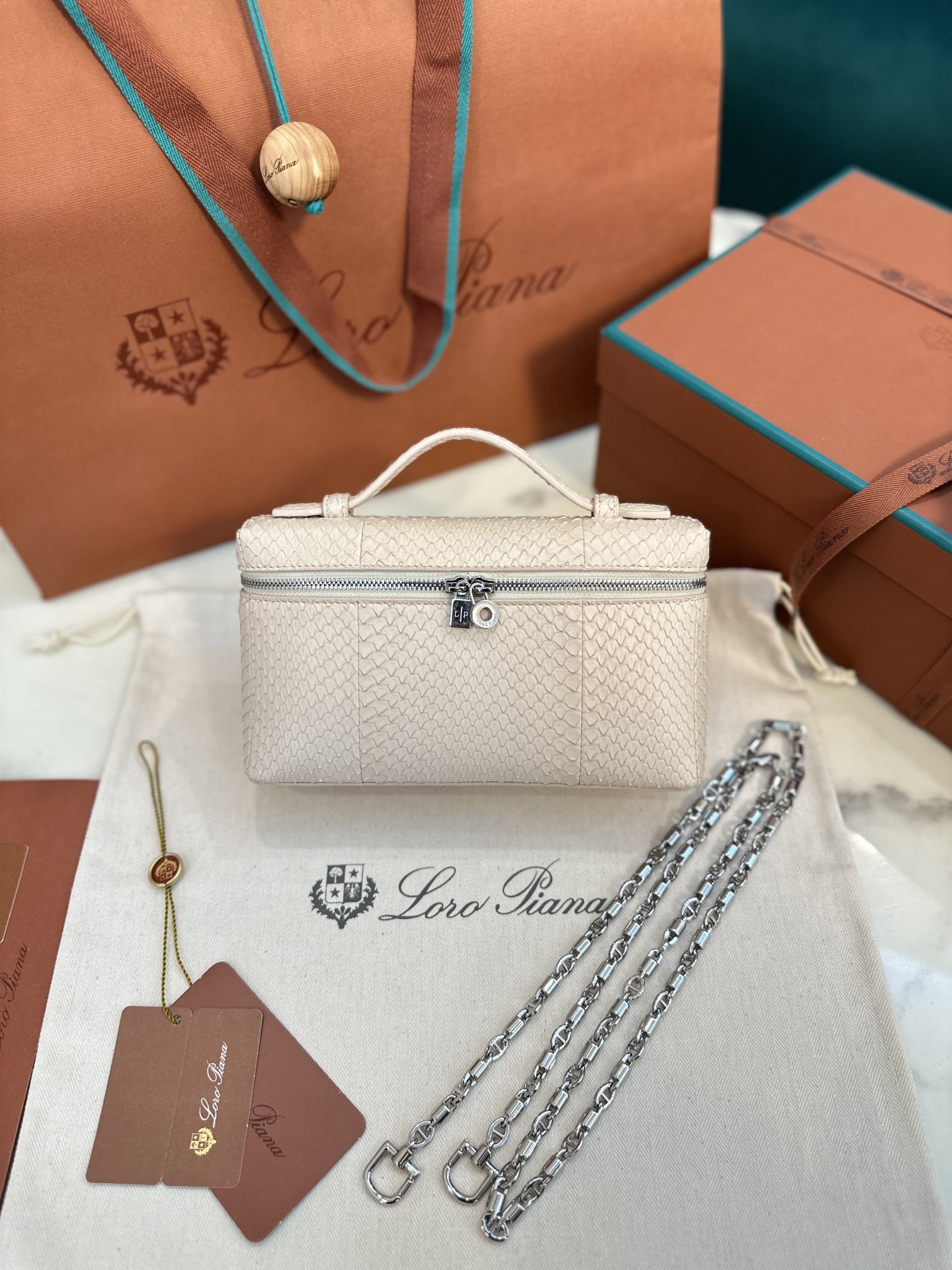 NO:183180,Loro iana Extra oket L19 high-end series snake skin Exclusive custom loro iana Nouo Pianya L19CM hand-held crossbody bag Naked pink silver buckle Original imported all-steel hardware Size: 19×11×6.5 10,LP Mani, loro piana, loro piana, satchels, crossbody bags, snakeskin19860909Loro iana Extra oket L19 高端系列蛇皮 独家定制 loro iana诺悠翩雅L19CM手拿斜挎包 裸粉色 银扣 原厂进口全钢五金 尺寸 : 19×11×6.5 10,LP 玛尼,loro piana,loro piana,satchels,crossbody bags,snakeskin,Bag