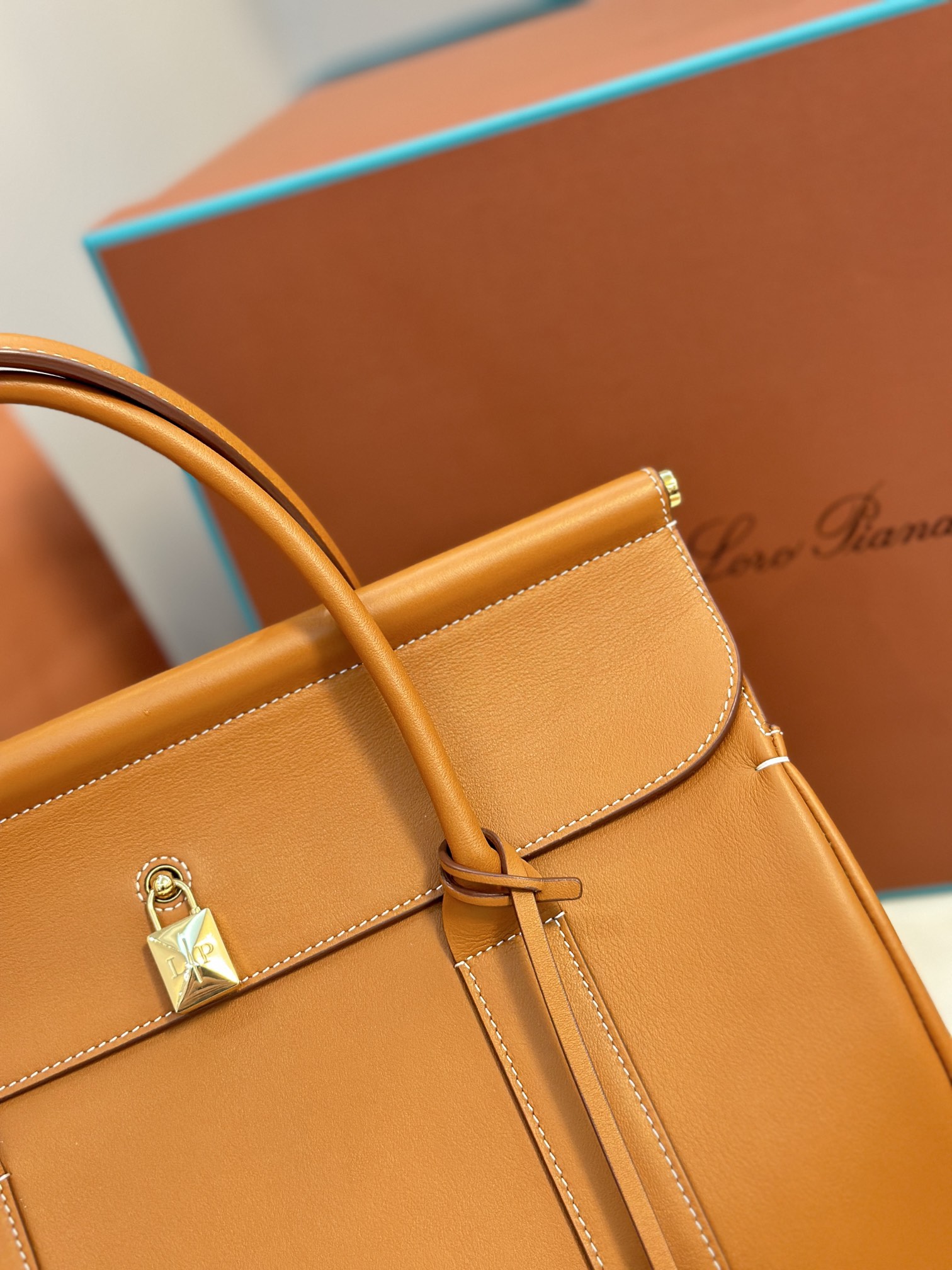 Loom L32 Handbag: Cozy, Stylish, and Versatile with Steel Hardware - 图片 4