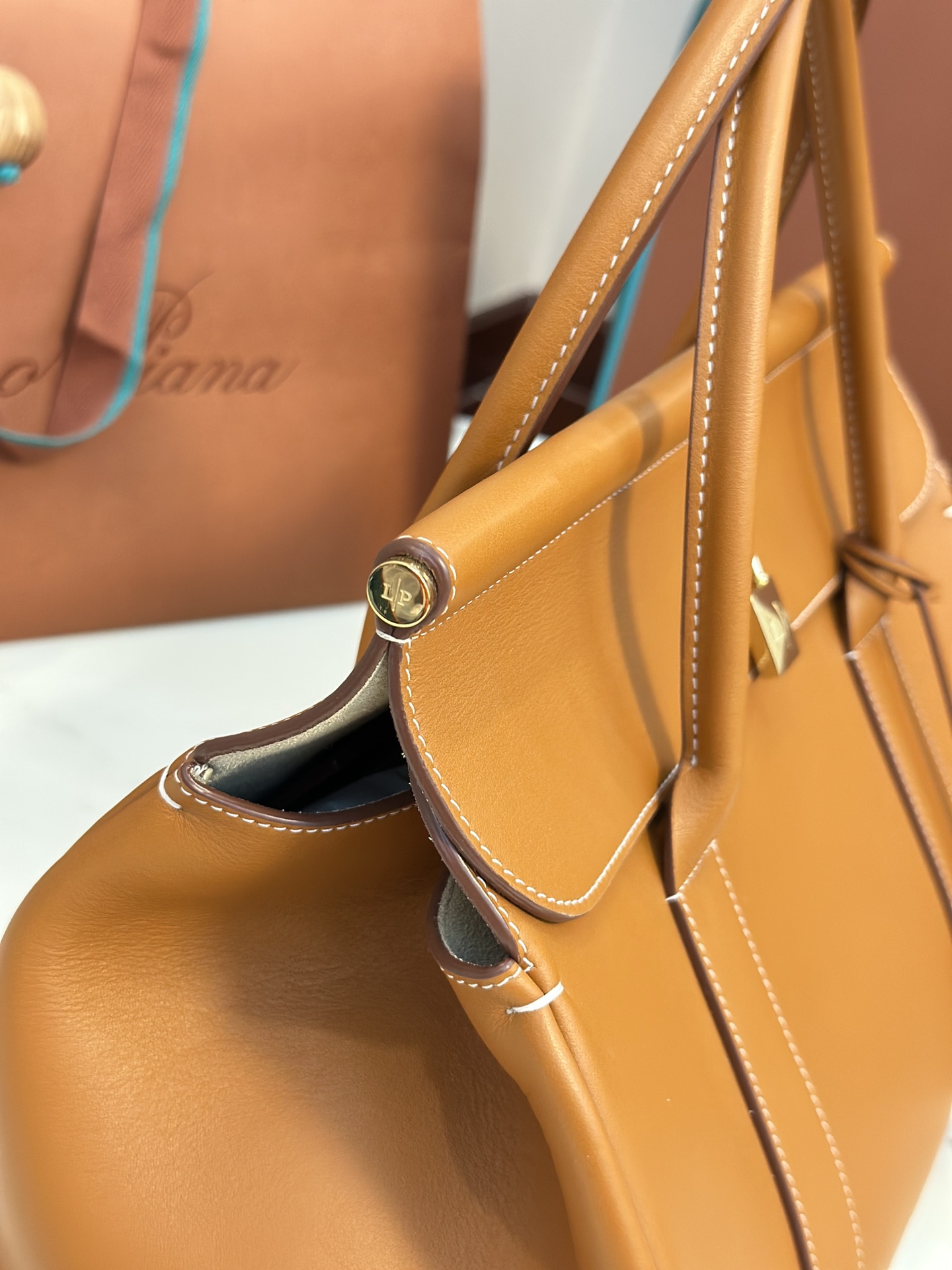 Loom L32 Handbag: Cozy, Stylish, and Versatile with Steel Hardware - 图片 5