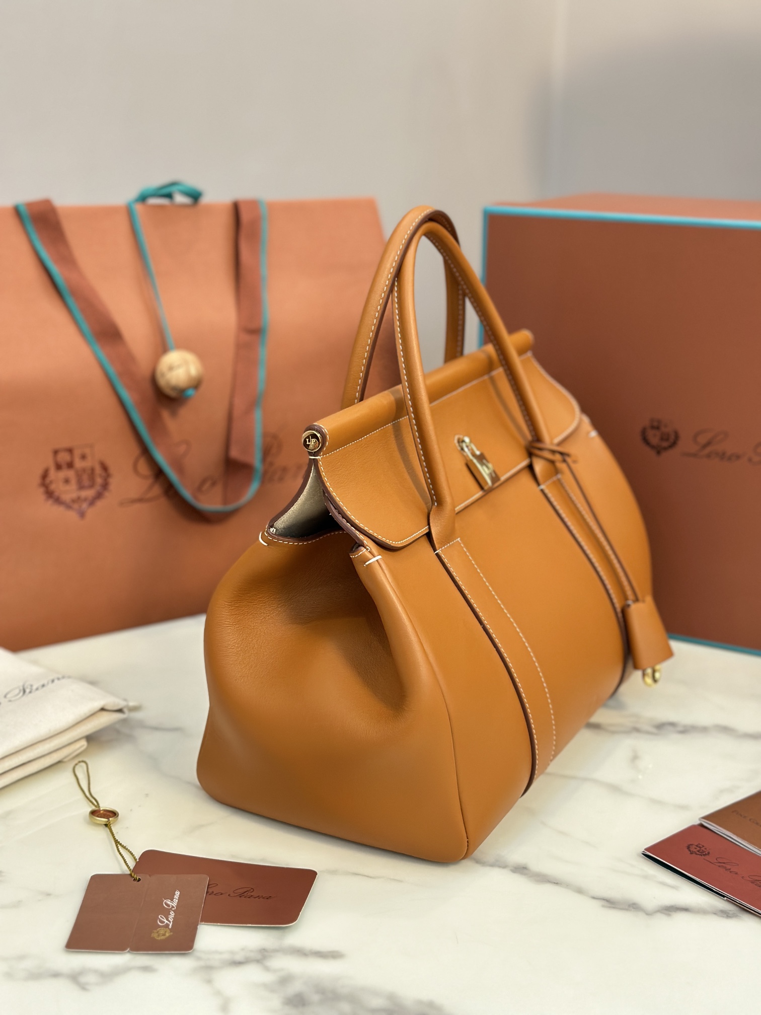 Loom L32 Handbag: Cozy, Stylish, and Versatile with Steel Hardware - 图片 9