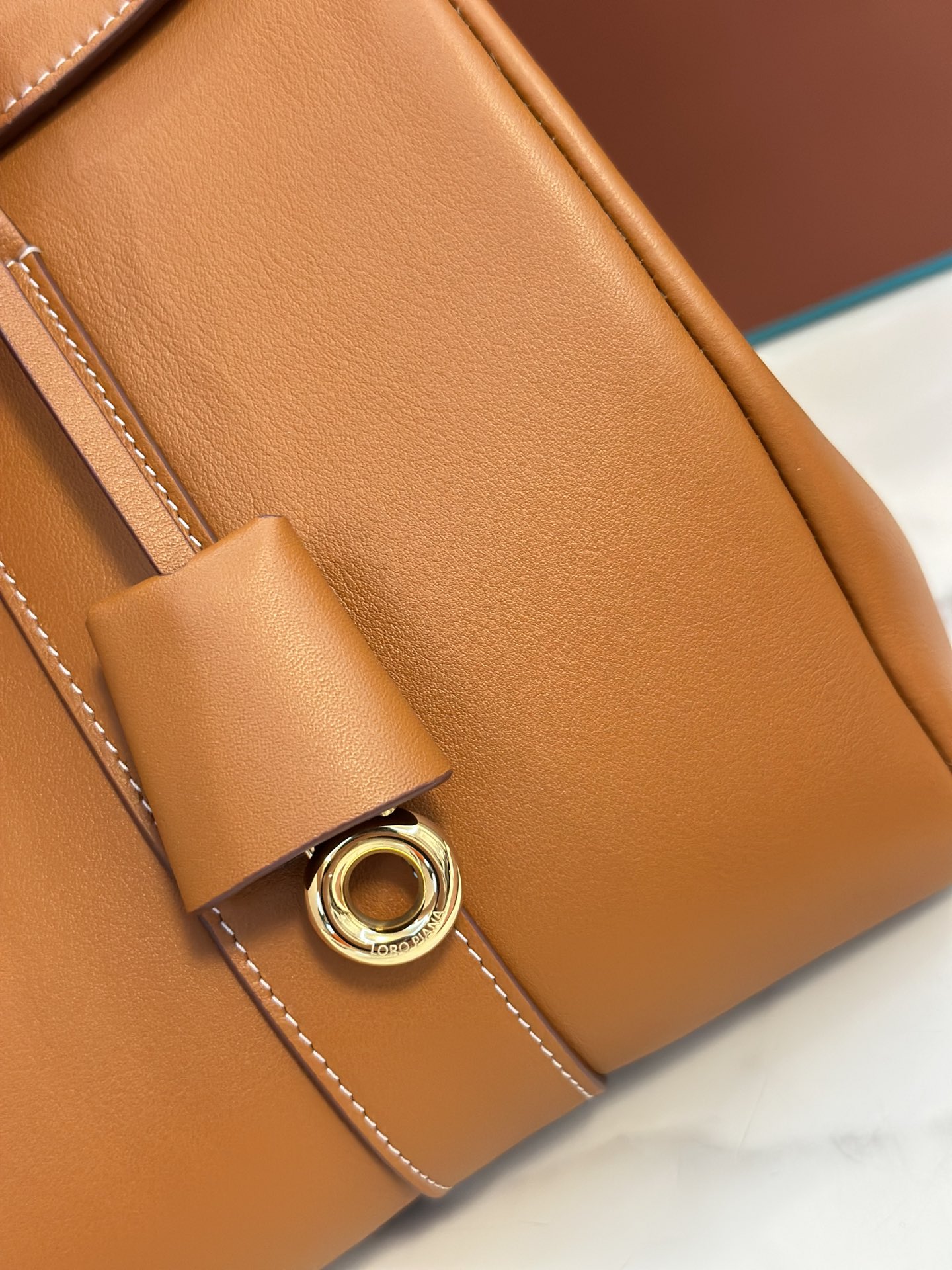 Loom L32 Handbag: Cozy, Stylish, and Versatile with Steel Hardware - 图片 3