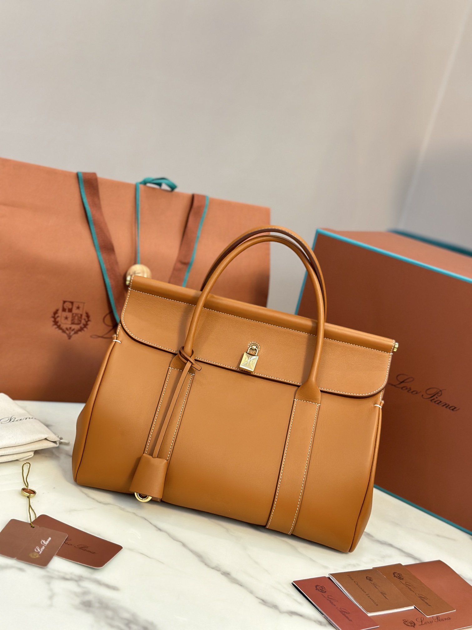 Loom L32 Handbag: Cozy, Stylish, and Versatile with Steel Hardware - 图片 2