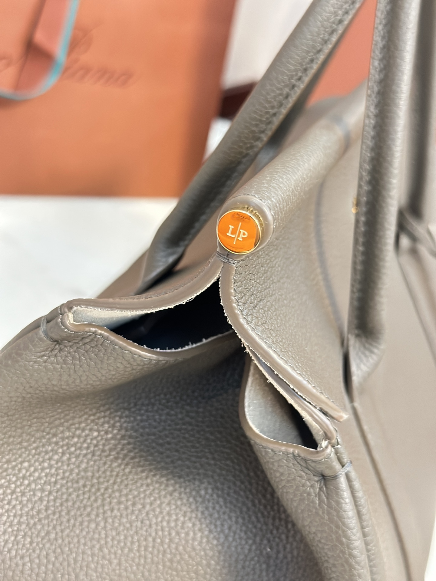 Loom L32 Handbag: Stylish, Cozy, and Versatile Design with Steel Hardware - 图片 5