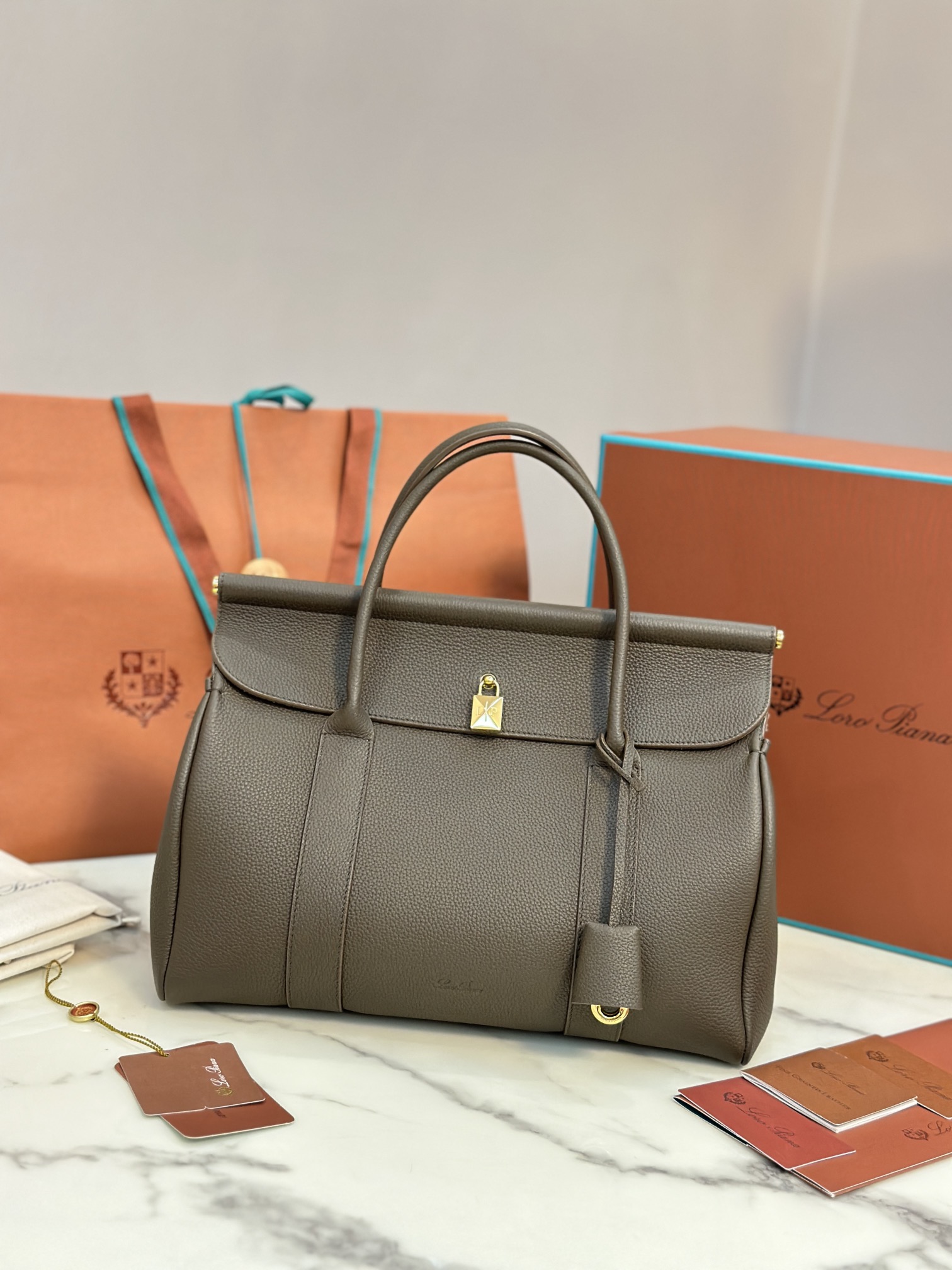 Loom L32 Handbag: Stylish, Cozy, and Versatile Design with Steel Hardware - 图片 2