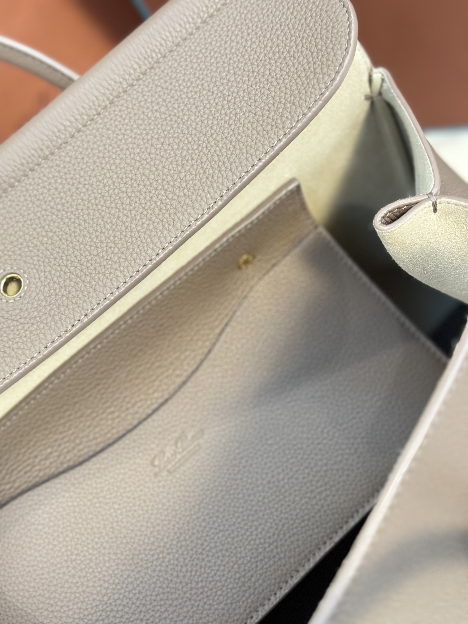 Loom L32 Handbag: Stylish, Versatile, and Functional with Steel Hardware - 图片 7