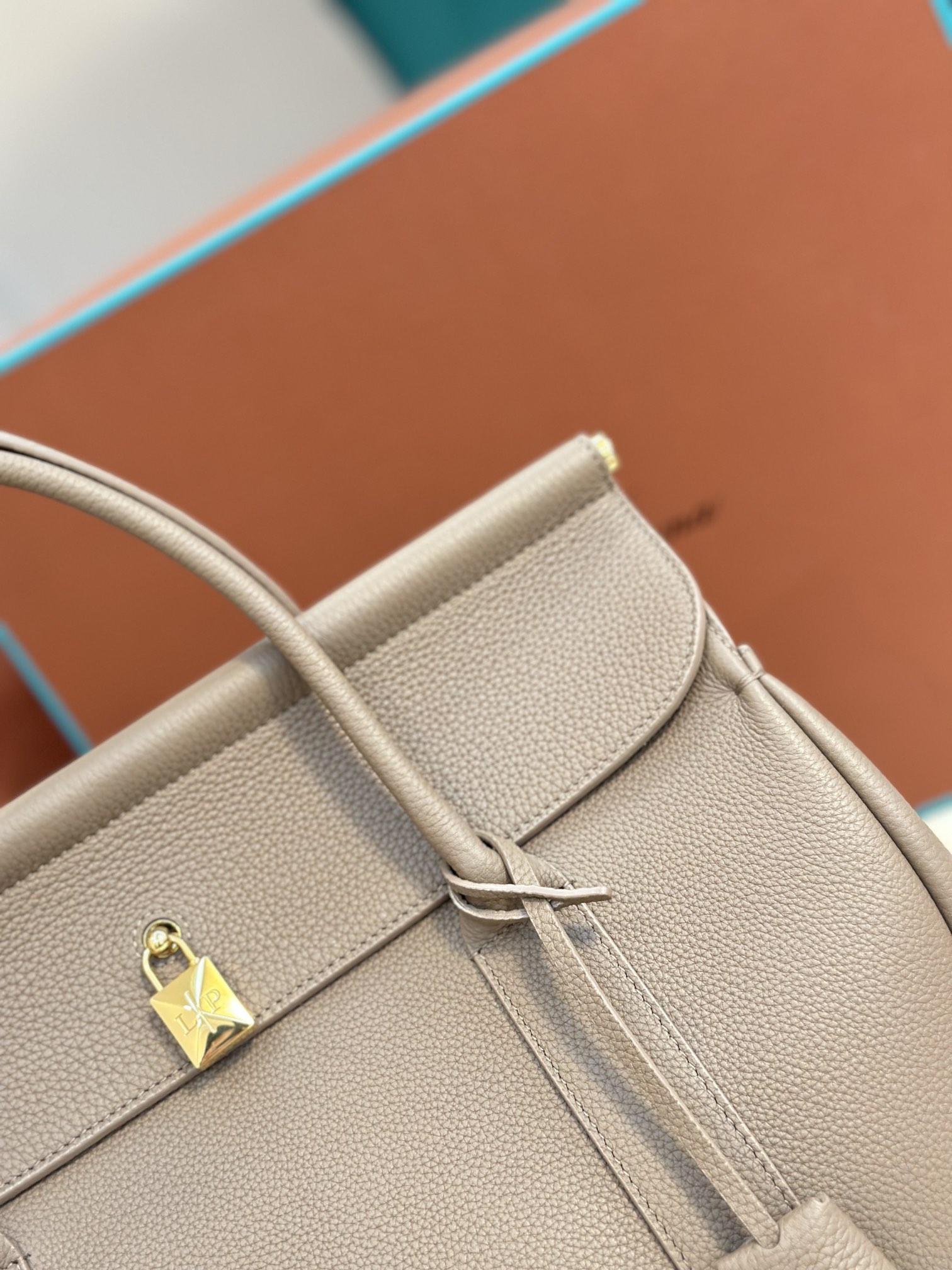 Loom L32 Handbag: Stylish, Versatile, and Functional with Steel Hardware - 图片 6