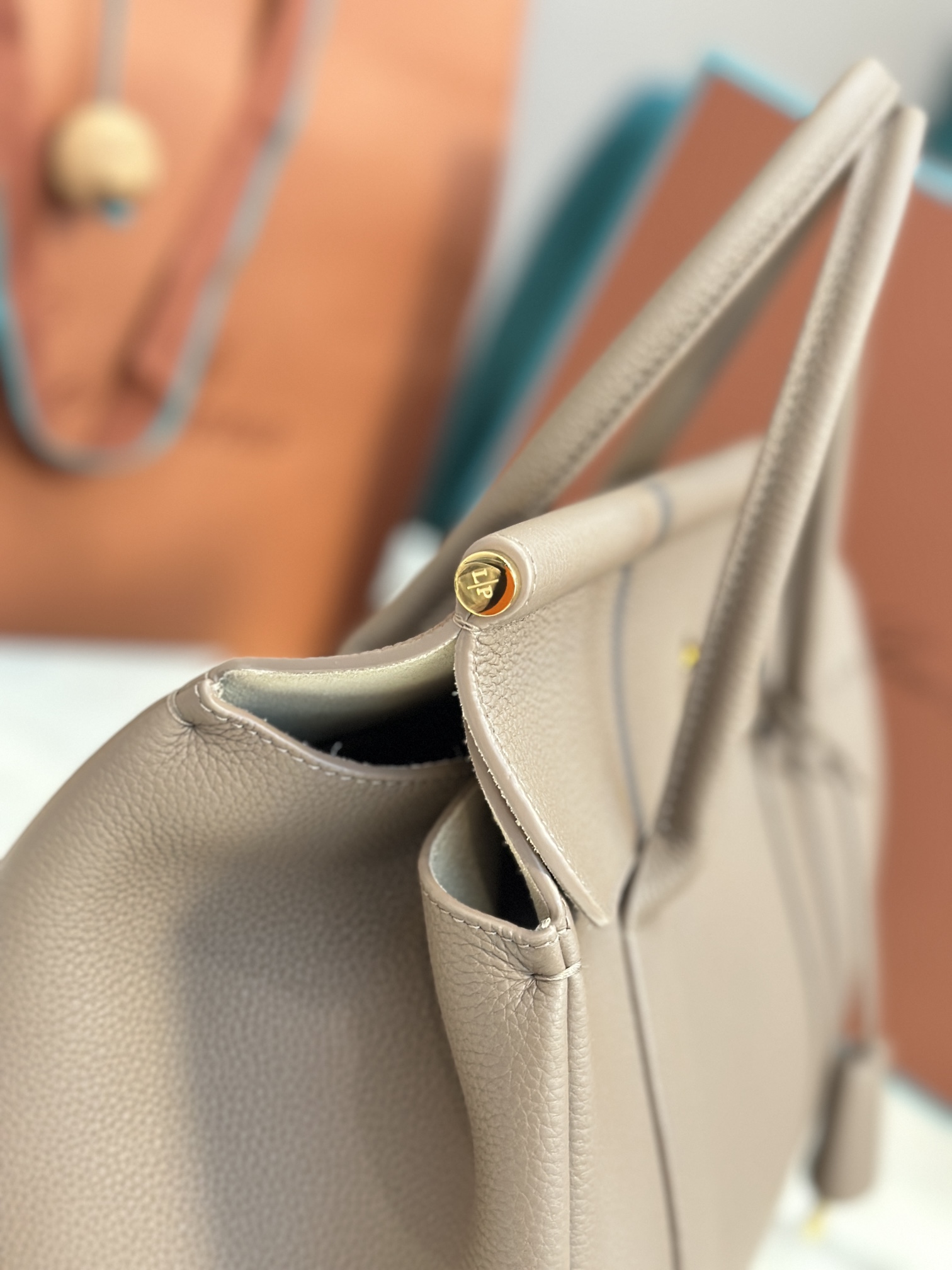 Loom L32 Handbag: Stylish, Versatile, and Functional with Steel Hardware - 图片 5