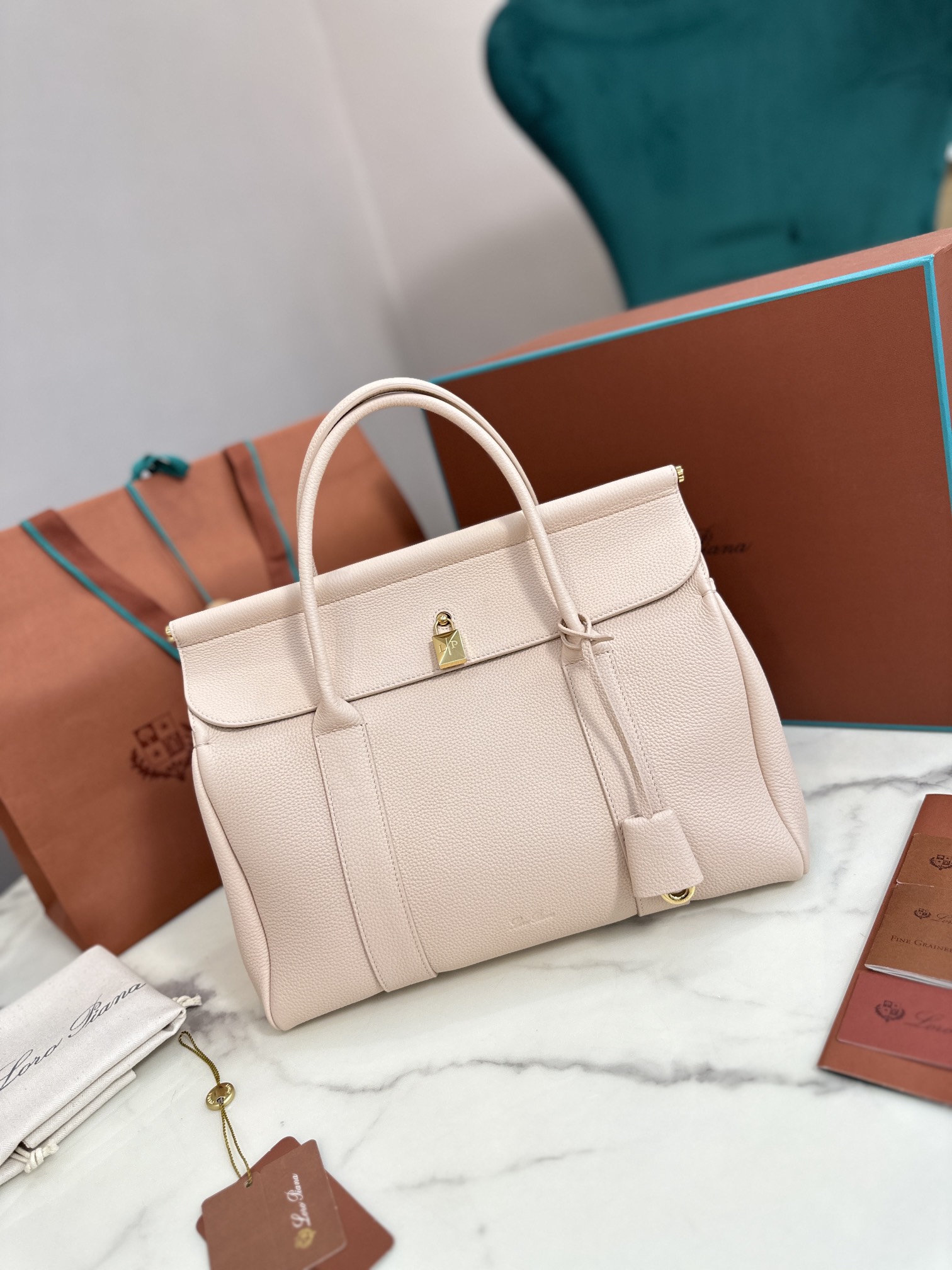 Loom L32 Handbag: Cozy, Stylish, and Versatile with Steel Hardware - 图片 2