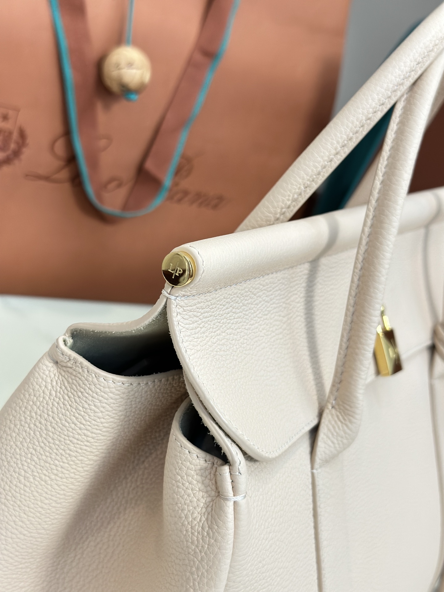 Loom L32 Handbag: Cozy, Stylish, and Versatile with Steel Hardware - 图片 5