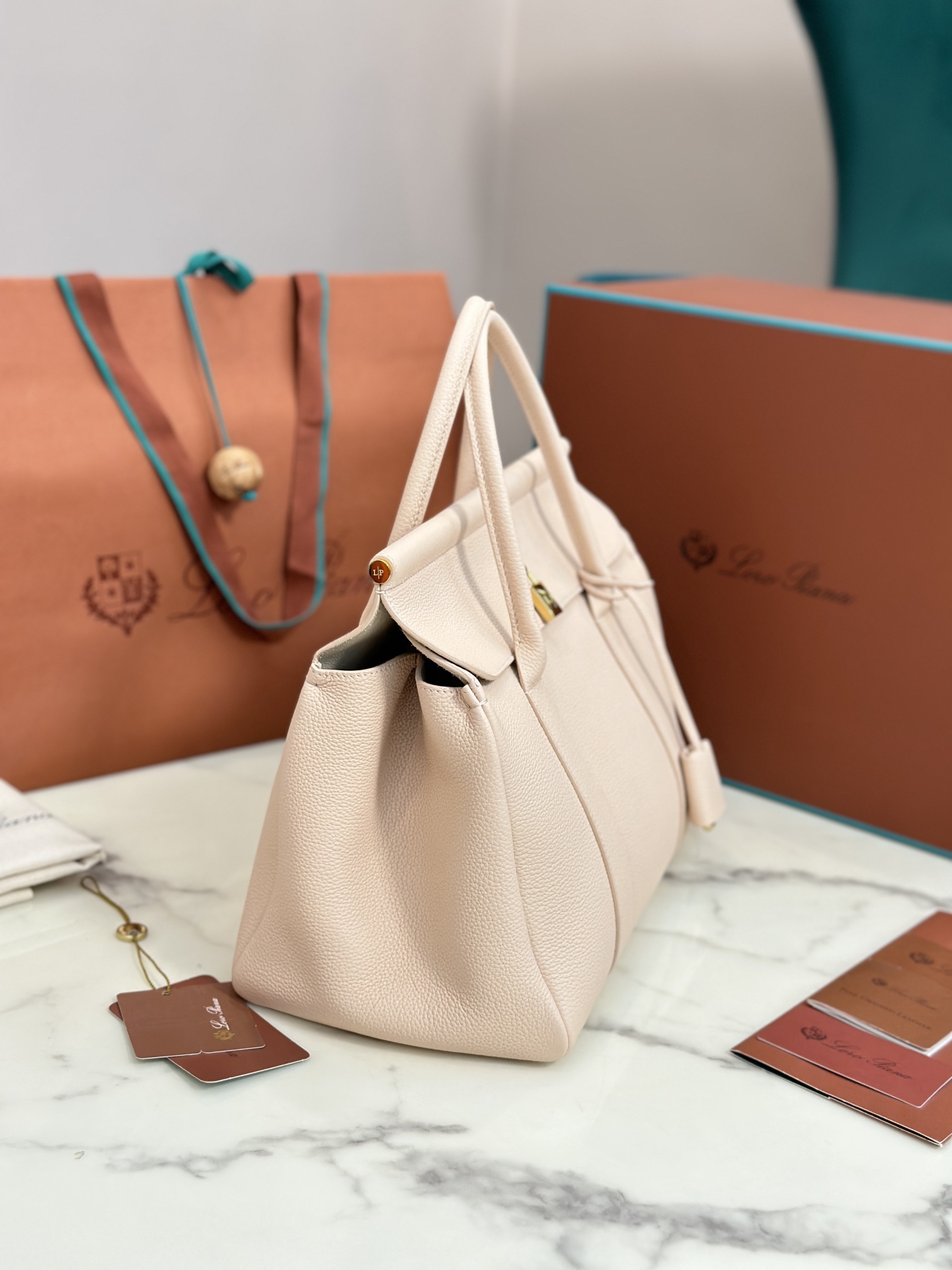 Loom L32 Handbag: Cozy, Stylish, and Versatile with Steel Hardware - 图片 9