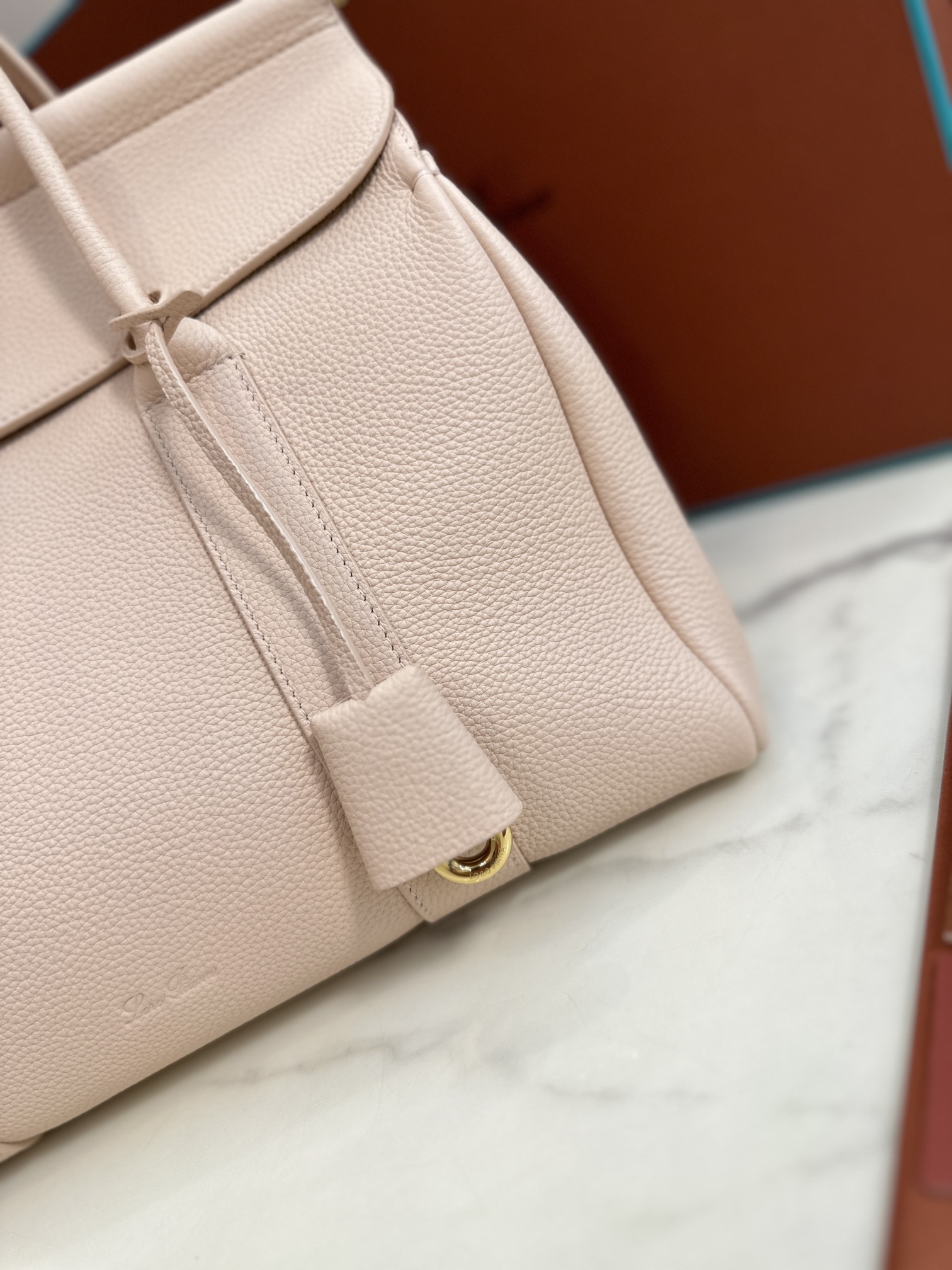 Loom L32 Handbag: Cozy, Stylish, and Versatile with Steel Hardware - 图片 3