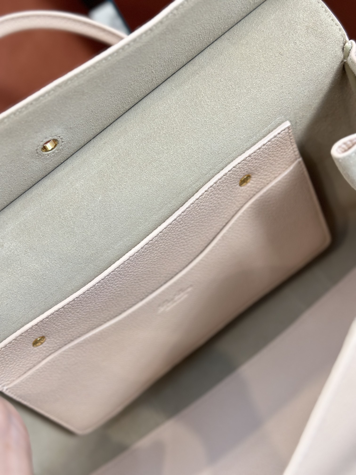 Loom L32 Handbag: Cozy, Stylish, and Versatile with Steel Hardware - 图片 6