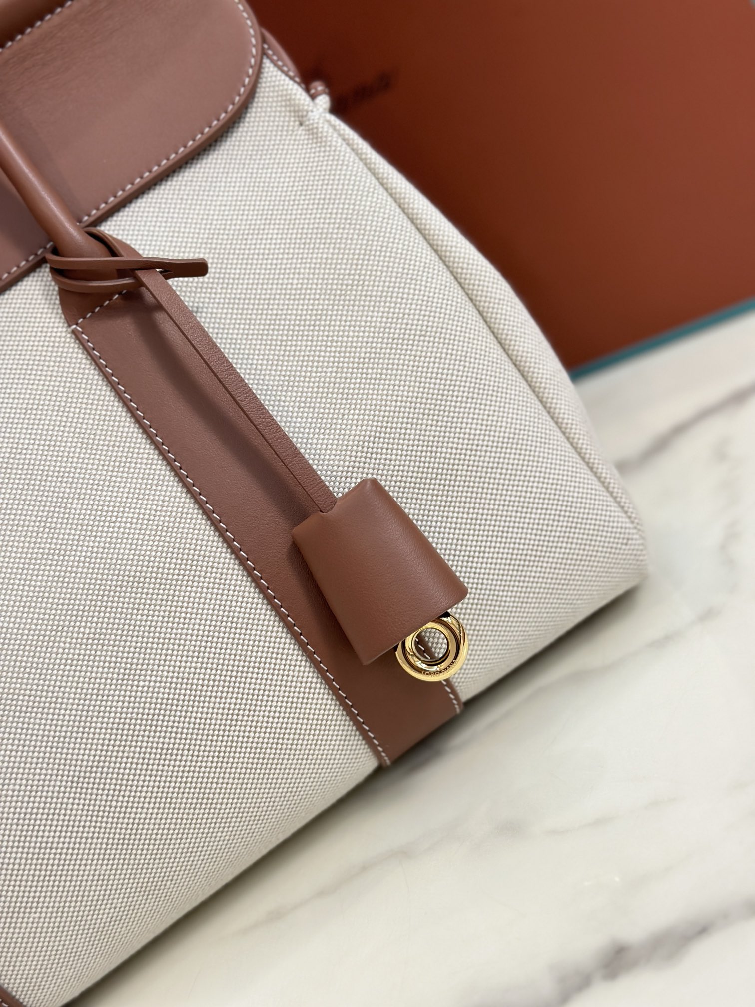 Loom L32 Handbag: Versatile Design, Cozy Feel, Perfect Details, Steel Hardware. - 图片 4