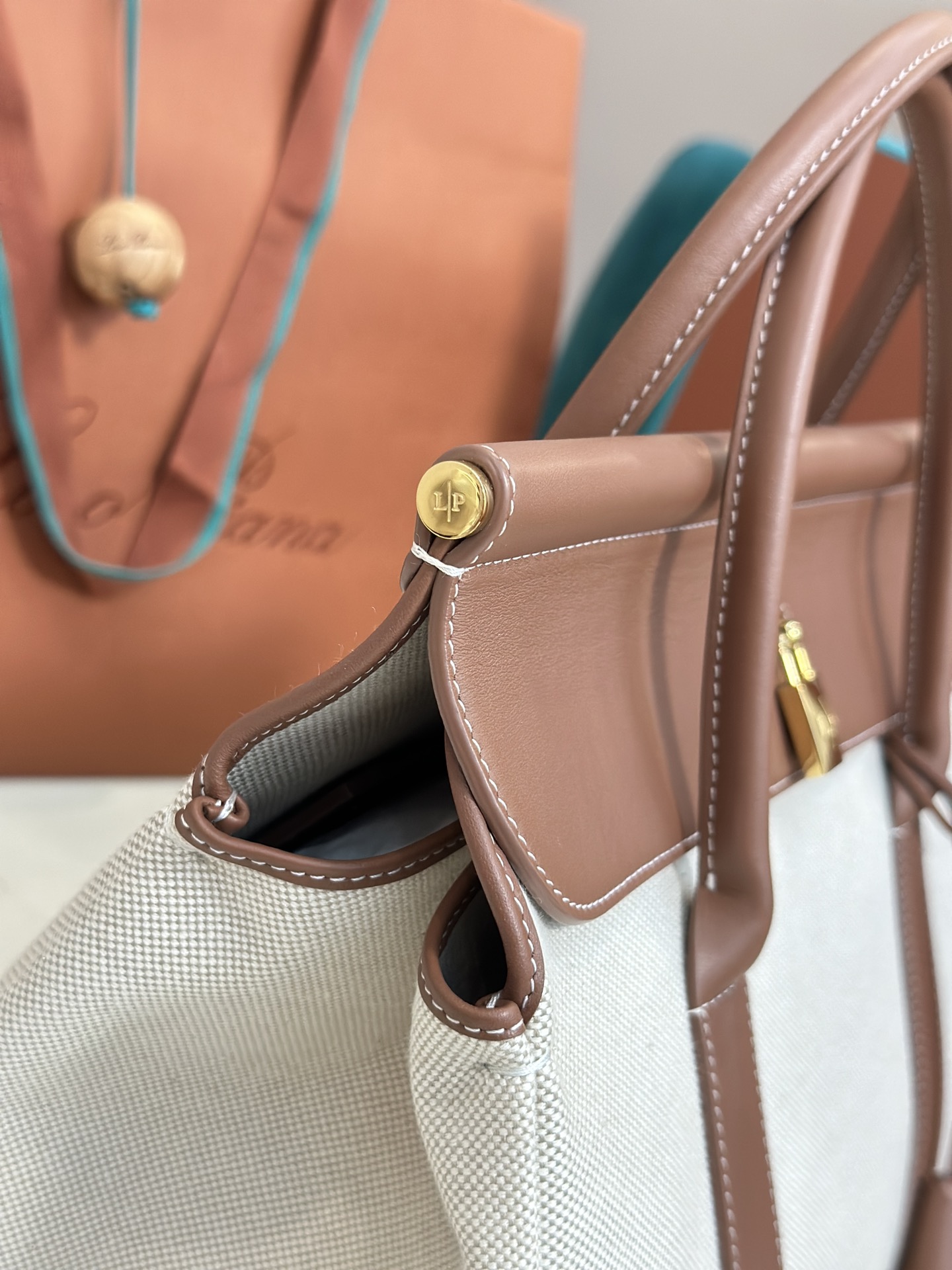 Loom L32 Handbag: Versatile Design, Cozy Feel, Perfect Details, Steel Hardware. - 图片 5