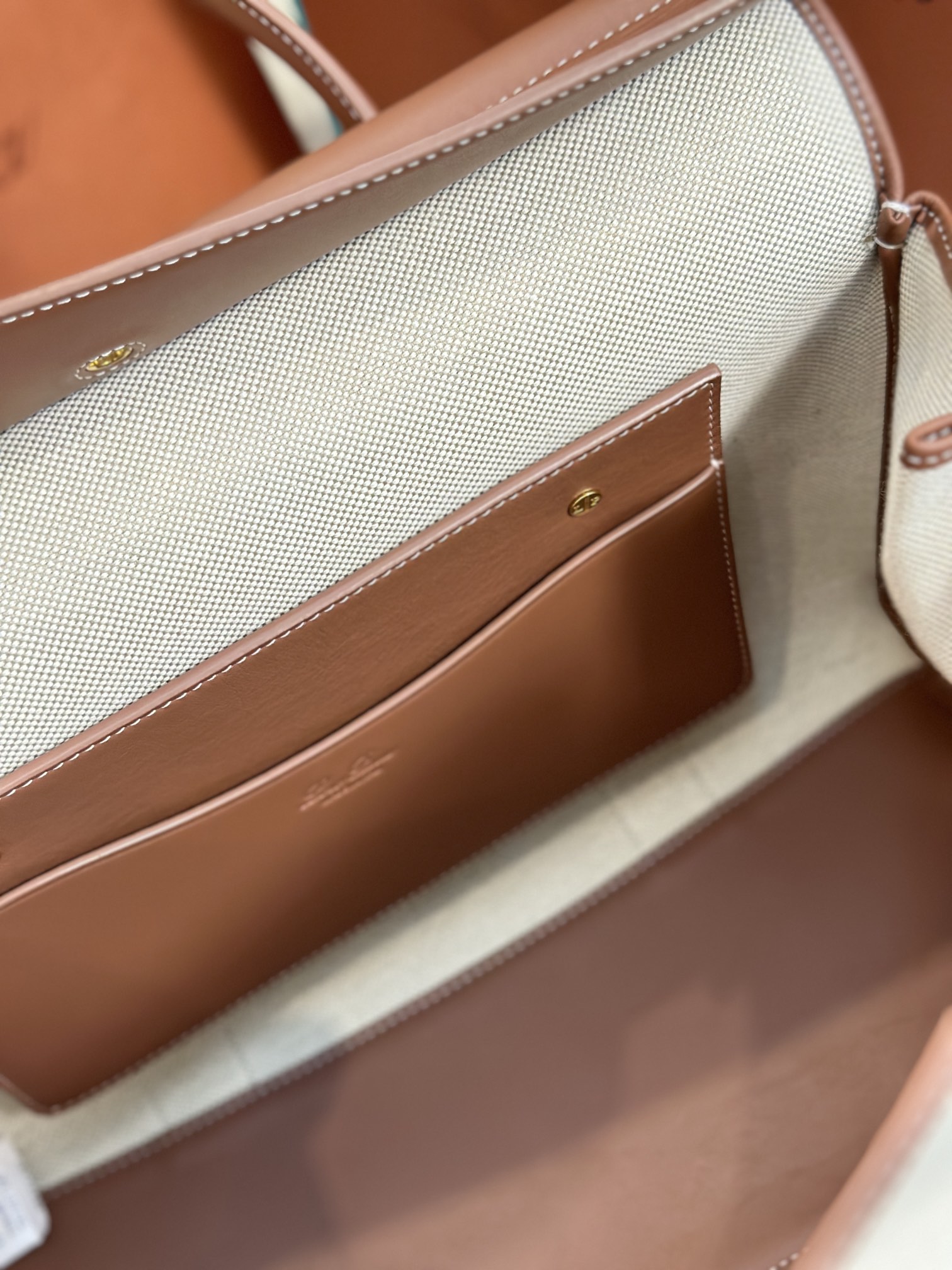 Loom L32 Handbag: Versatile Design, Cozy Feel, Perfect Details, Steel Hardware. - 图片 7