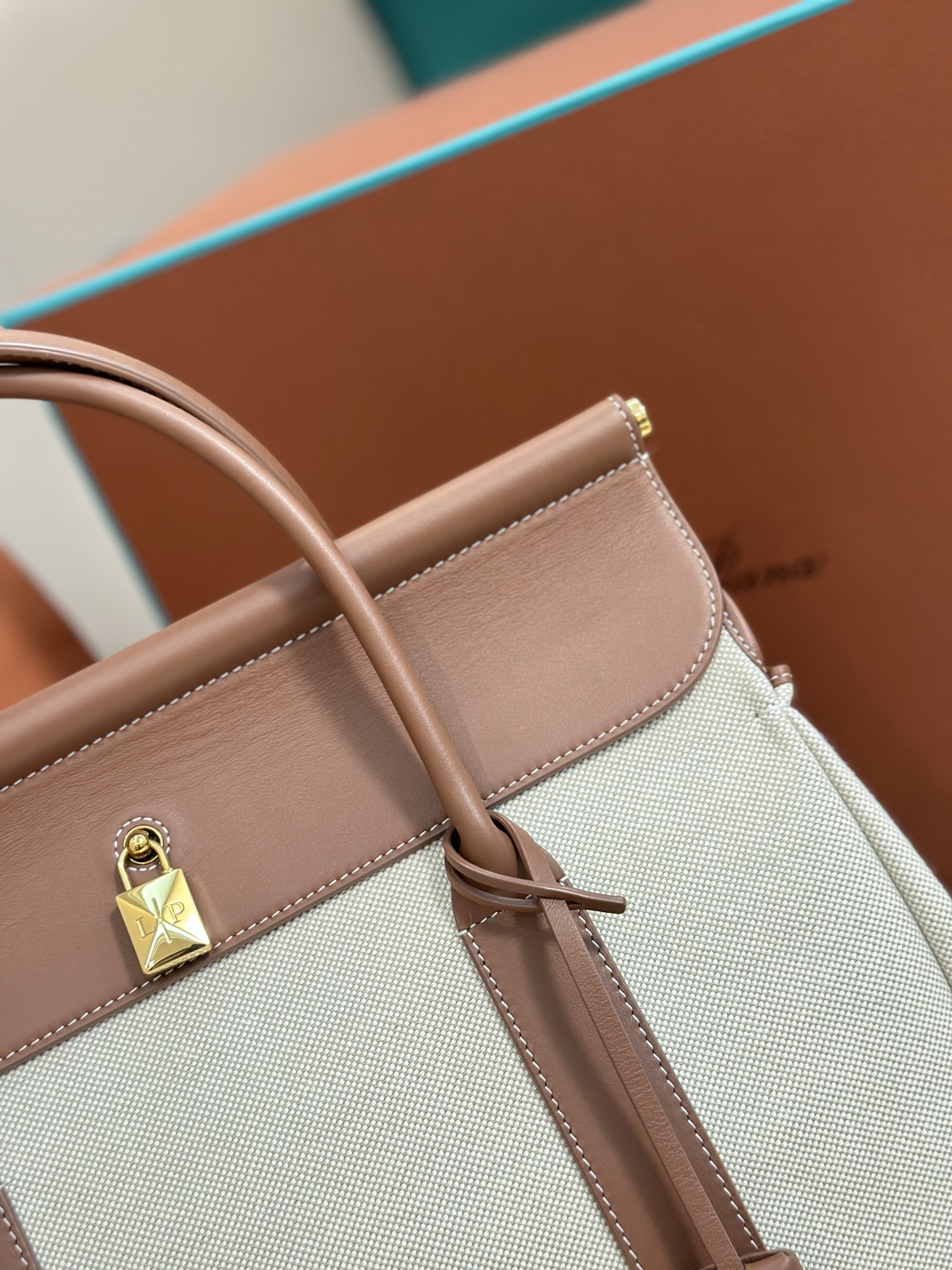 Loom L32 Handbag: Versatile Design, Cozy Feel, Perfect Details, Steel Hardware. - 图片 3