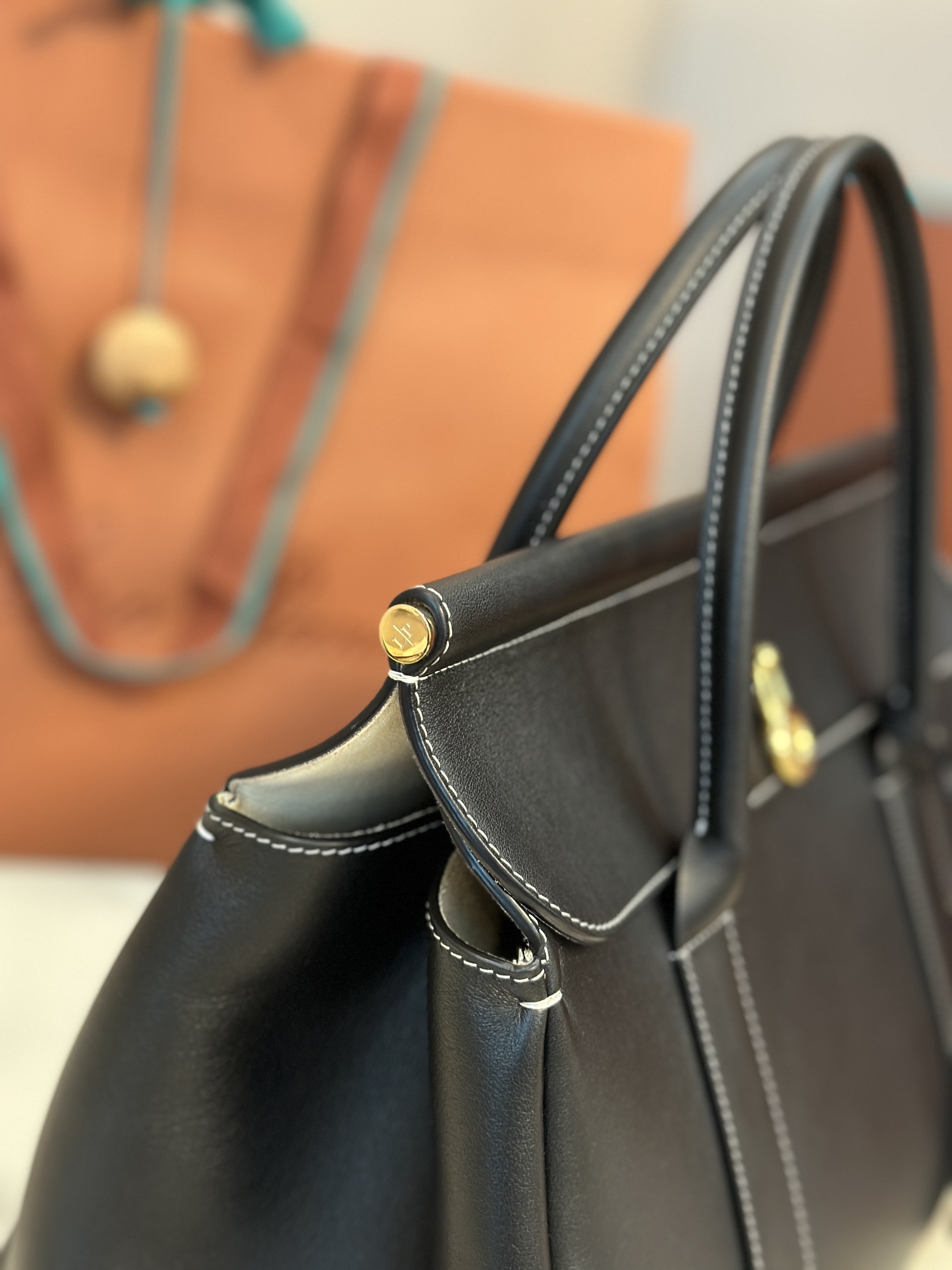 Luxurious Cow Leather Loom Bag by Loro Piana: Stylish and Versatile Handbag - 图片 6