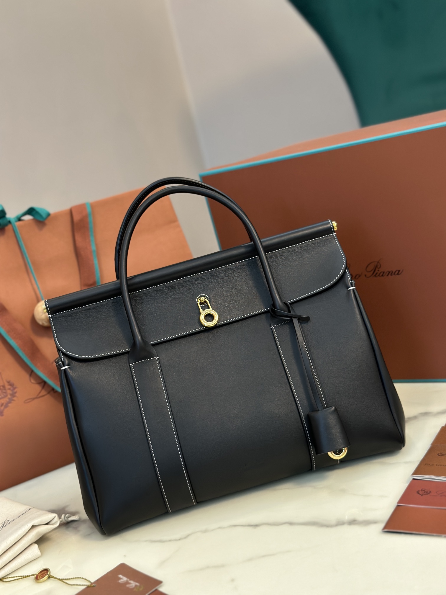 Luxurious Cow Leather Loom Bag by Loro Piana: Stylish and Versatile Handbag - 图片 2