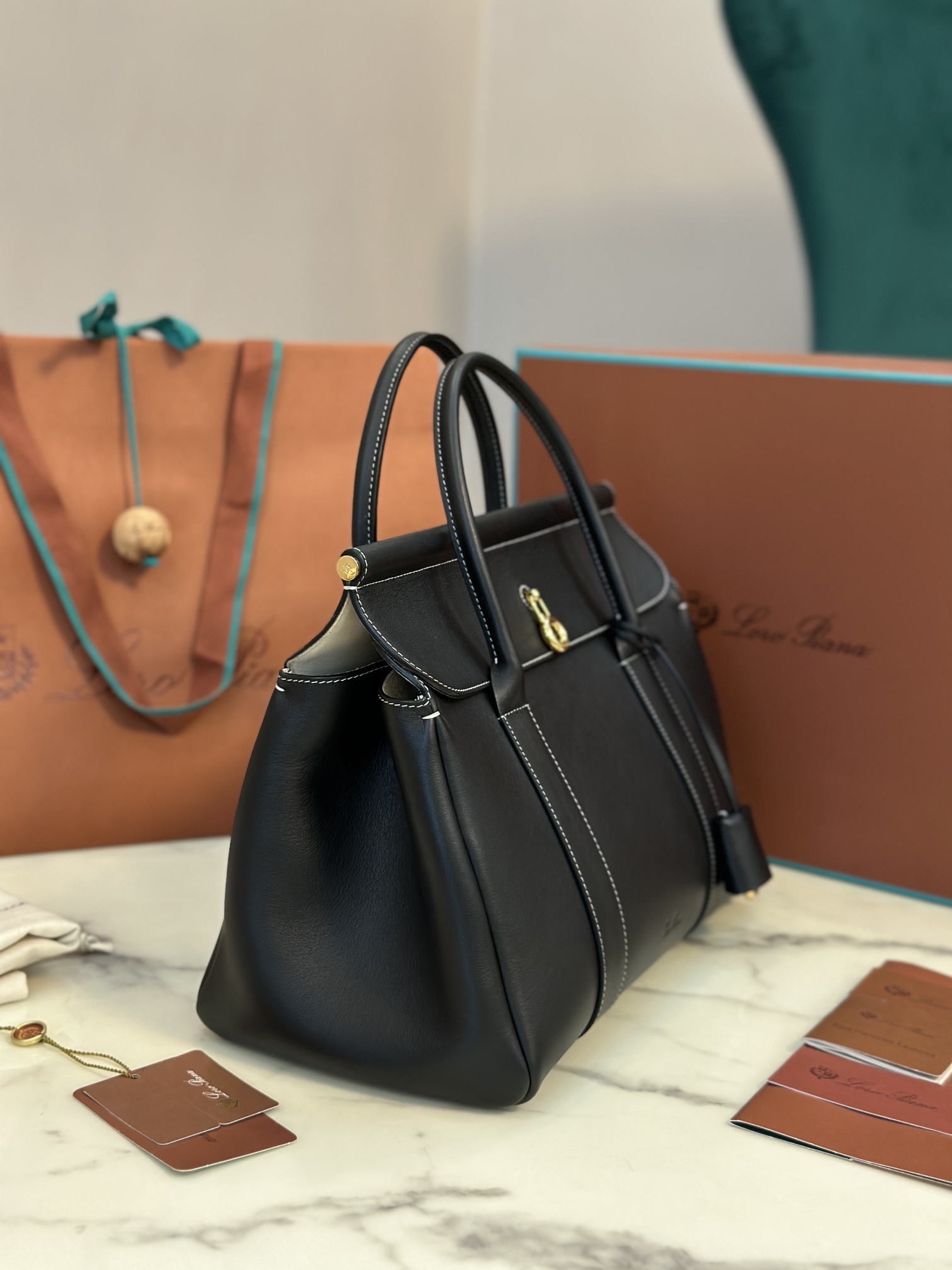 Luxurious Cow Leather Loom Bag by Loro Piana: Stylish and Versatile Handbag - 图片 9