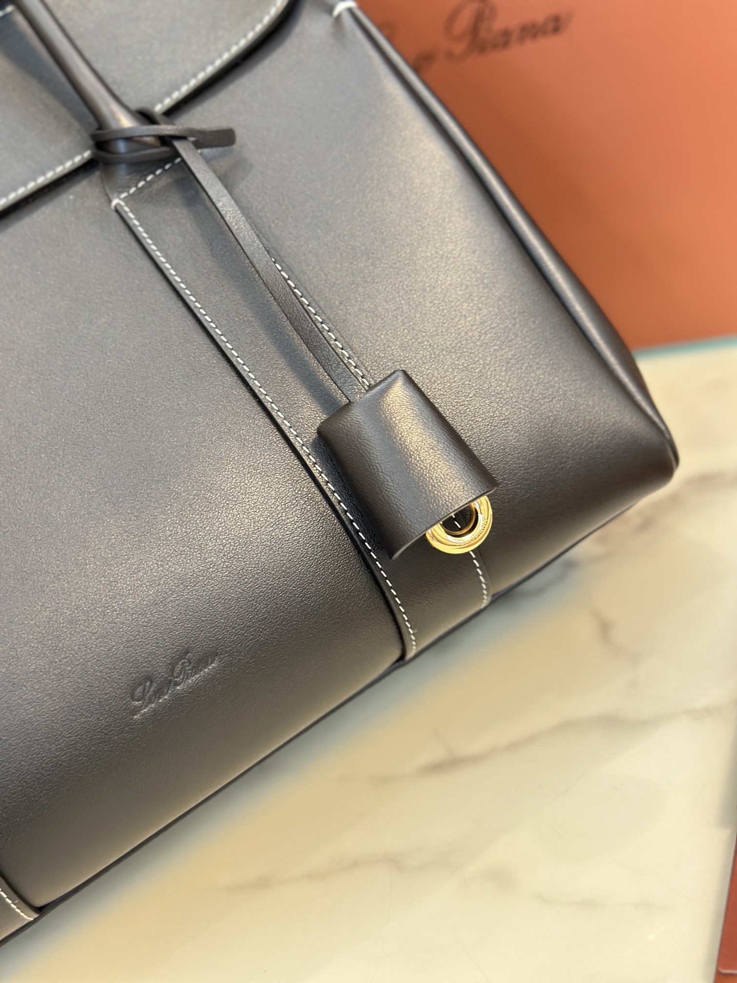 Luxurious Cow Leather Loom Bag by Loro Piana: Stylish and Versatile Handbag - 图片 4