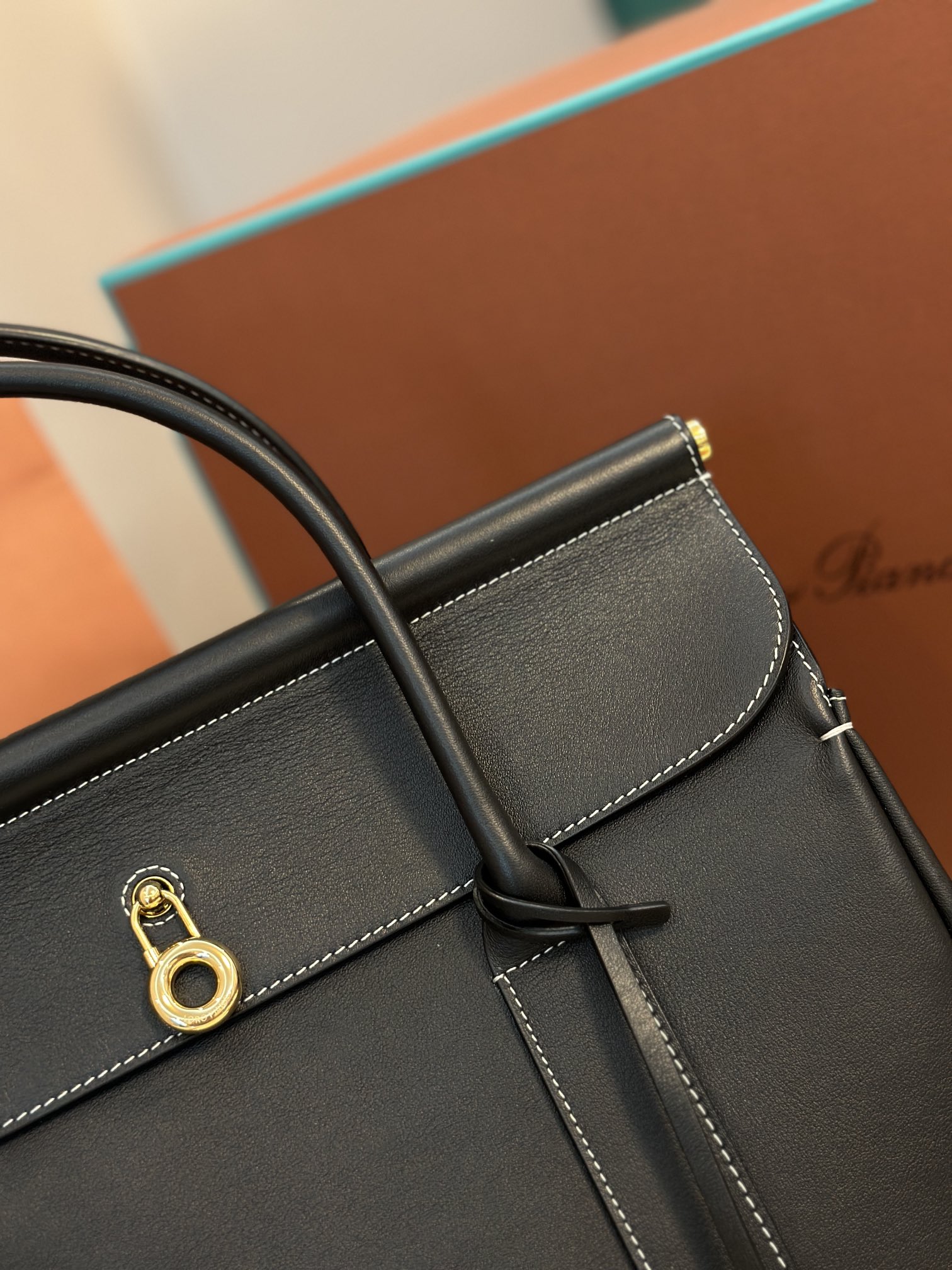 Luxurious Cow Leather Loom Bag by Loro Piana: Stylish and Versatile Handbag - 图片 3