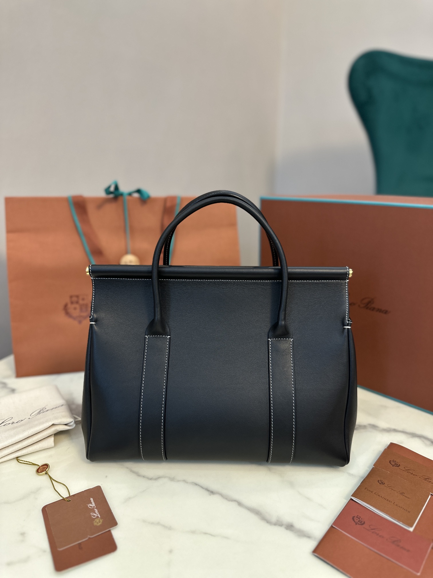 Luxurious Cow Leather Loom Bag by Loro Piana: Stylish and Versatile Handbag - 图片 5