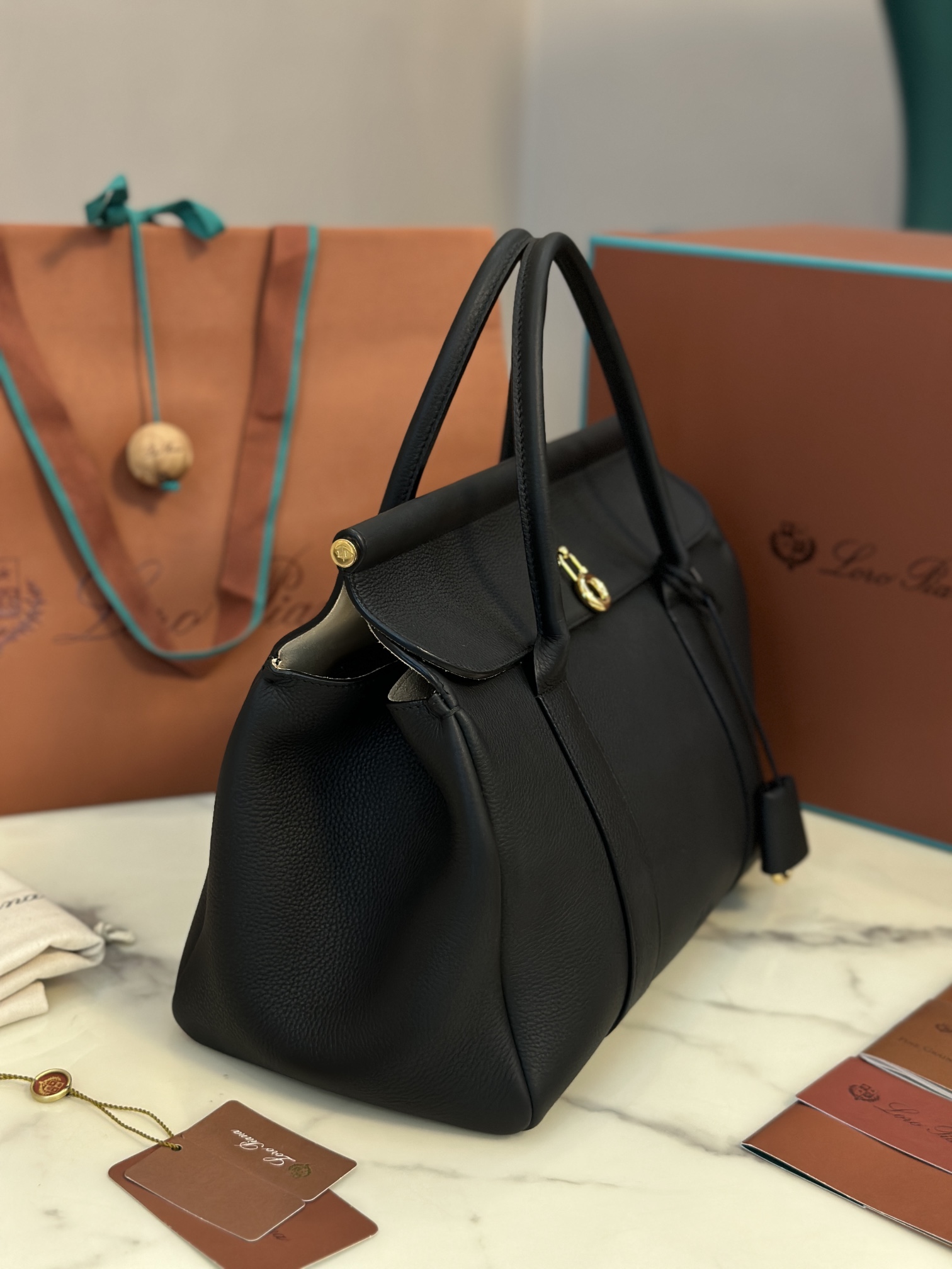 Luxurious Cow Leather Loom Bag by Loropiana: Elegant and Versatile Handbag - 图片 9