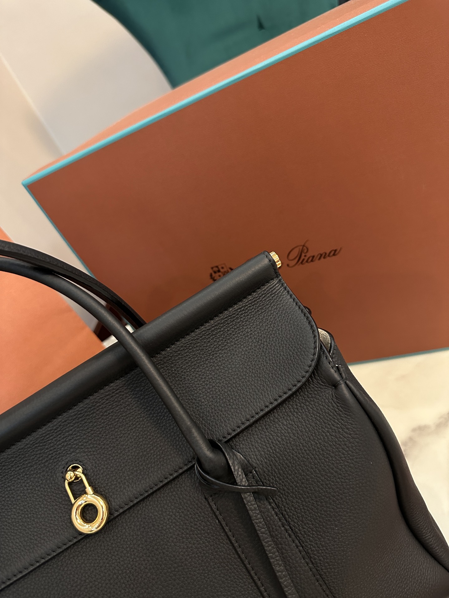 Luxurious Cow Leather Loom Bag by Loropiana: Elegant and Versatile Handbag - 图片 4