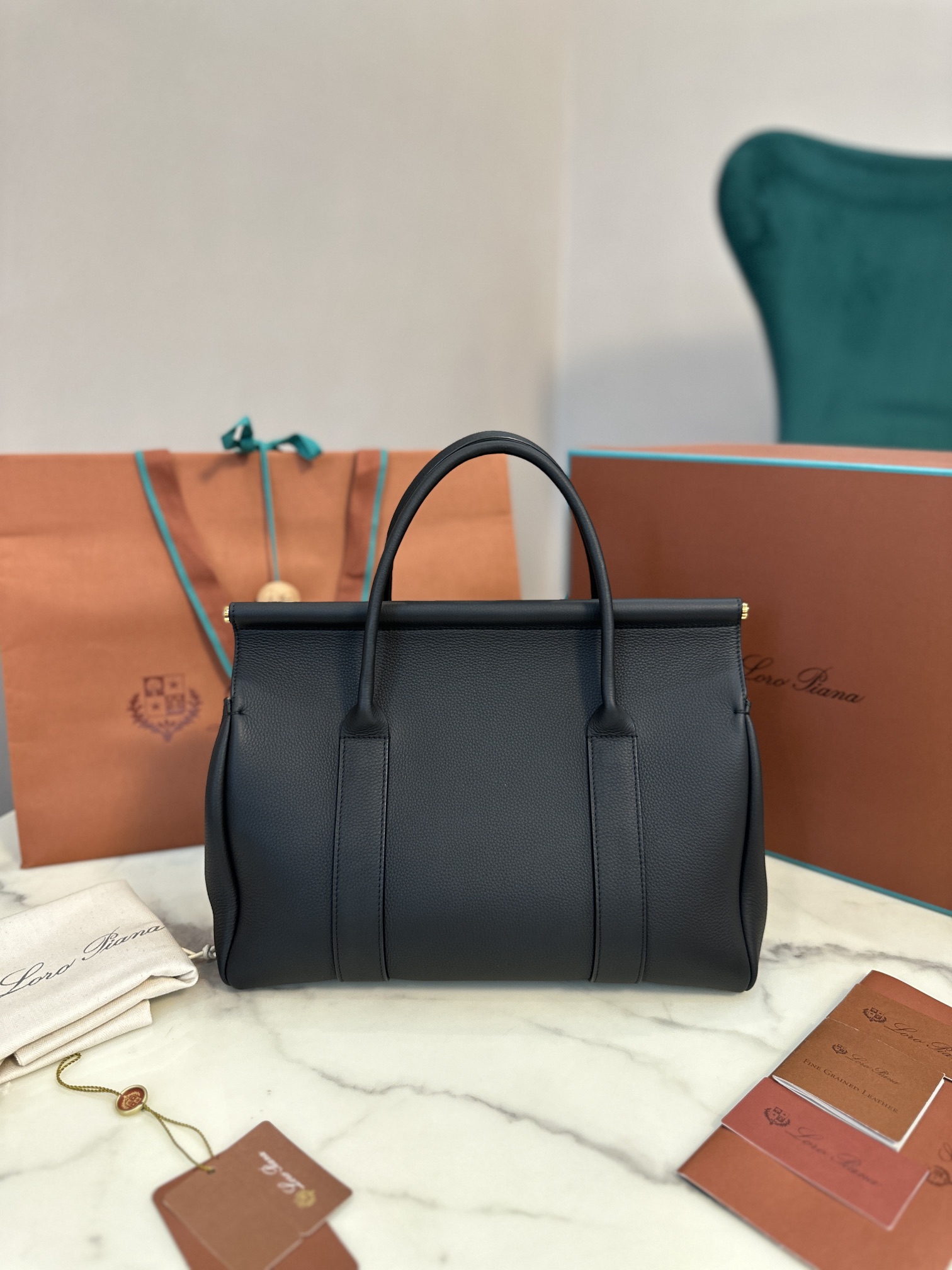 Luxurious Cow Leather Loom Bag by Loropiana: Elegant and Versatile Handbag - 图片 6