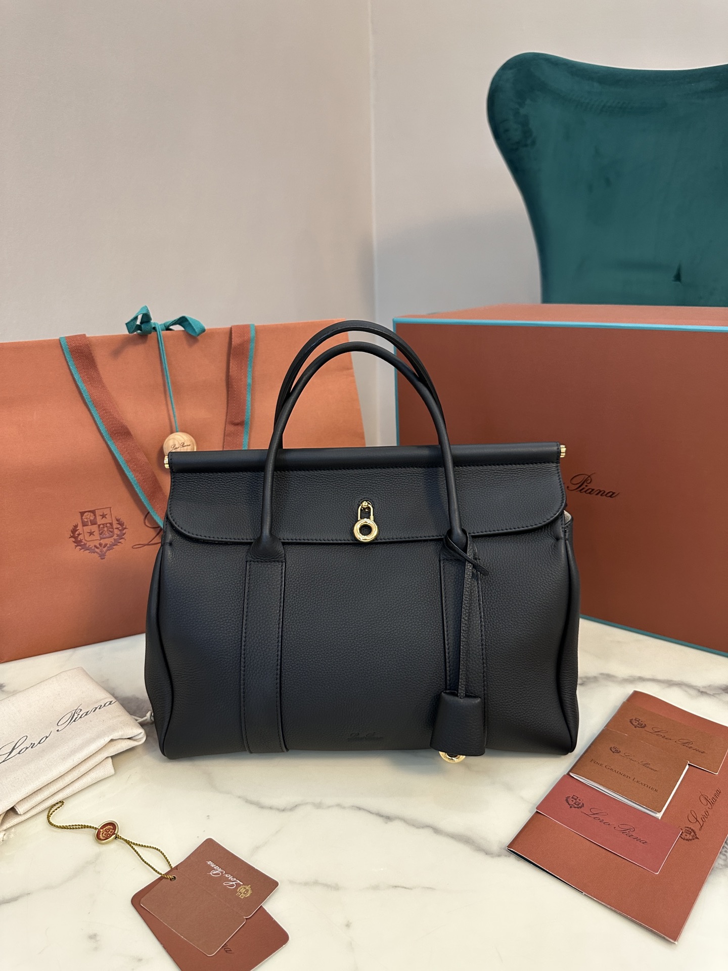 Luxurious Cow Leather Loom Bag by Loropiana: Elegant and Versatile Handbag - 图片 1