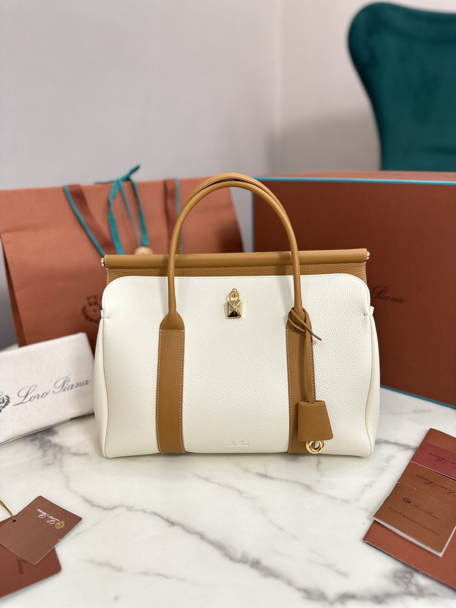 Luxurious Cow Leather Loom Bag by Loropiana: Elegant, Cozy, and Versatile - 图片 1