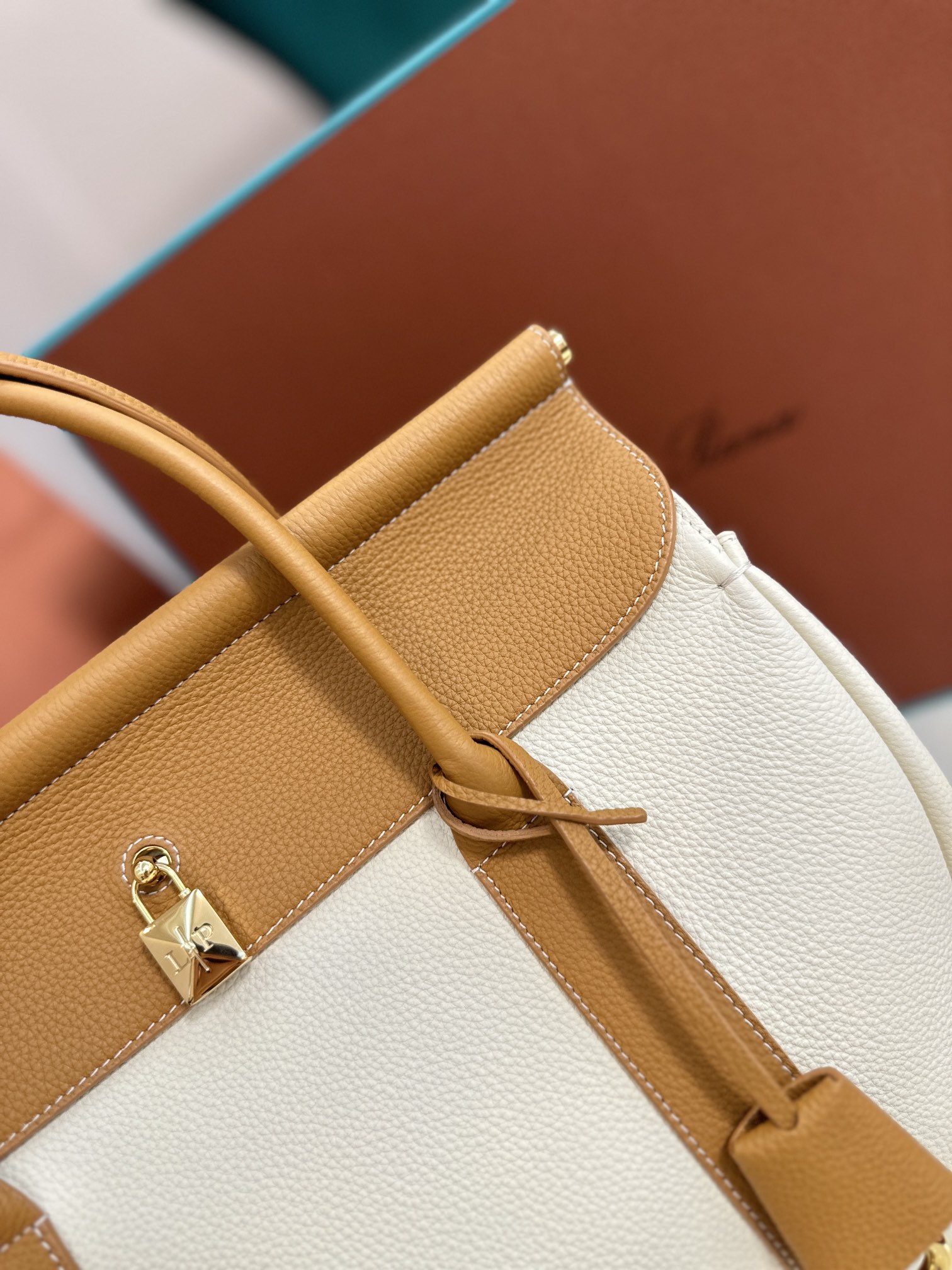 Luxurious Cow Leather Loom Bag by Loropiana: Elegant, Cozy, and Versatile - 图片 4