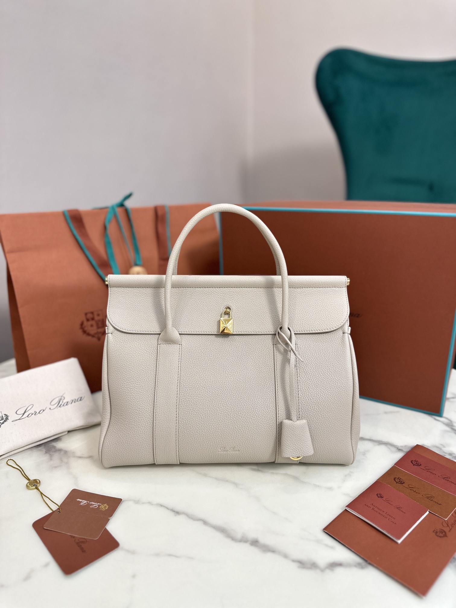 Loro Piana Loom Bag: Luxurious Cow Leather Handbag with Leather Handles - 图片 1