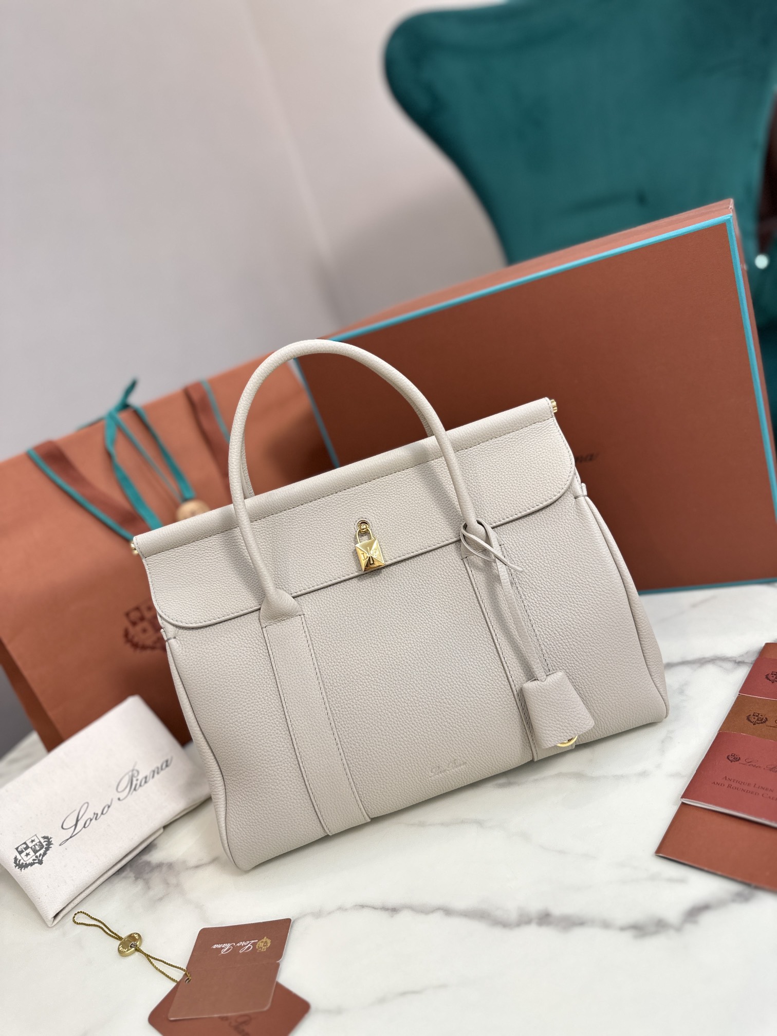 Loro Piana Loom Bag: Luxurious Cow Leather Handbag with Leather Handles - 图片 2